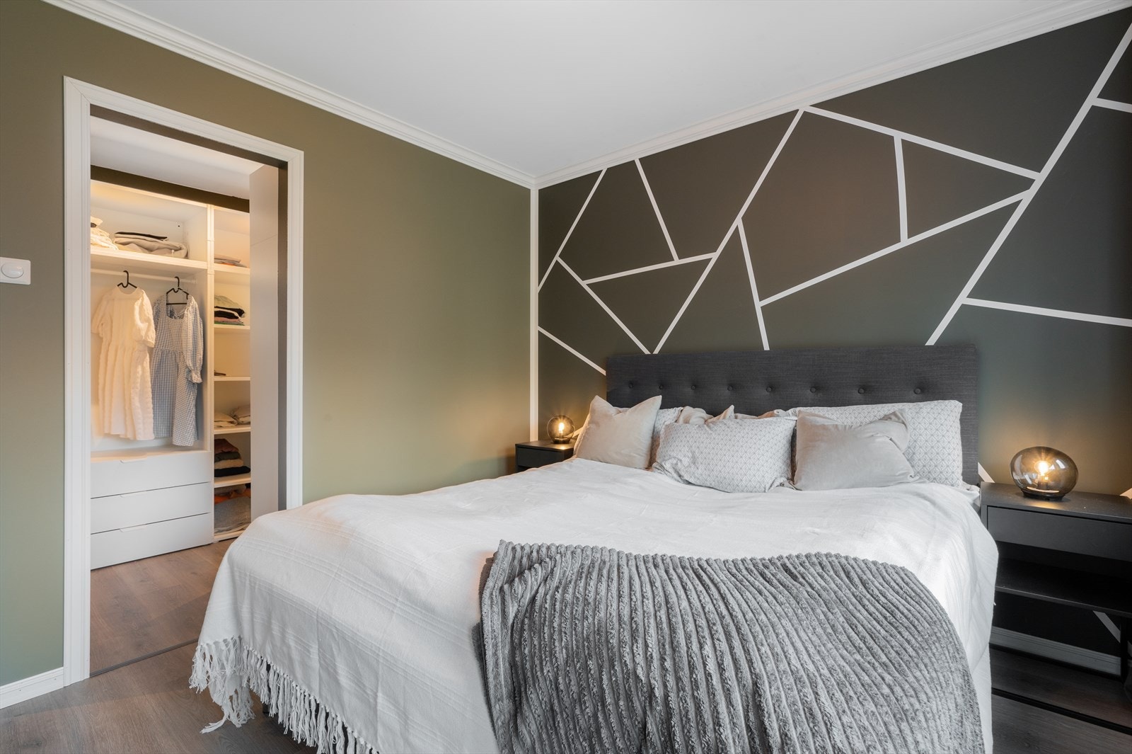 Romslig hovedsoverom med inngang til walk-in-closet. Galleribilde