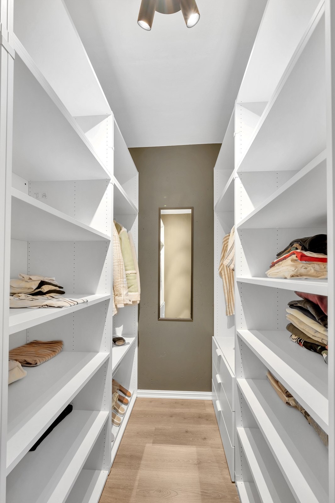 Walk-in-closet. Galleribilde