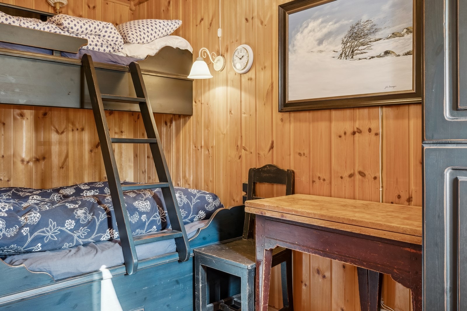 Soverom med plassbygd familiekøye. Galleribilde