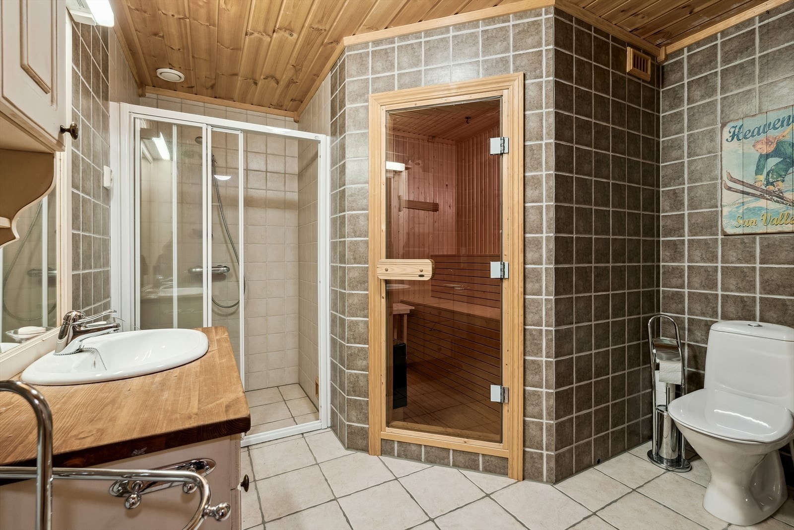 Badet har flislagte overflater, klosett, servant, dusj, samt opplegg for vaskemaskin. Galleribilde