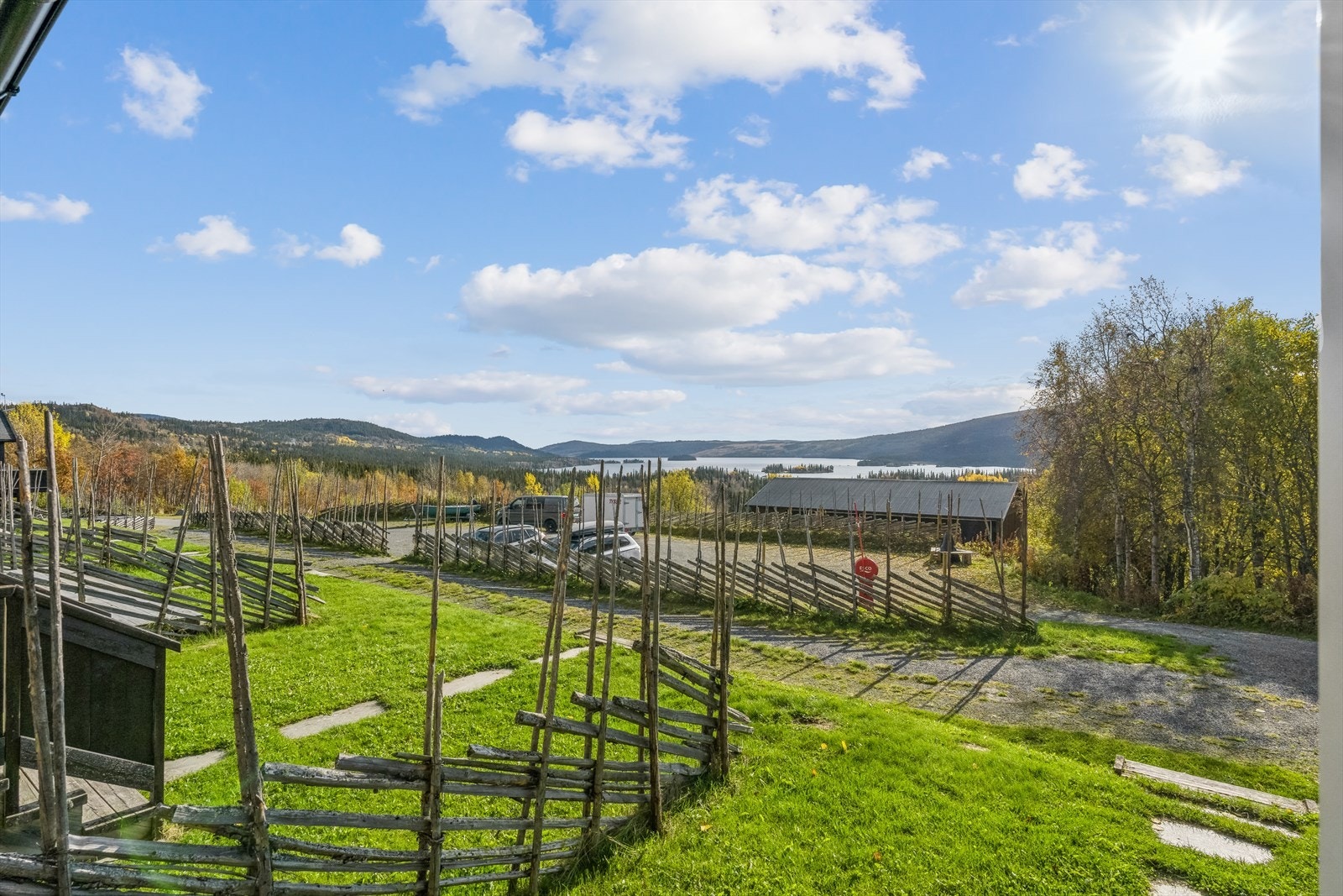Nydelig utsikt mot Slettefjell, Raudalen alpinanlegg, og Øyangen. Galleribilde