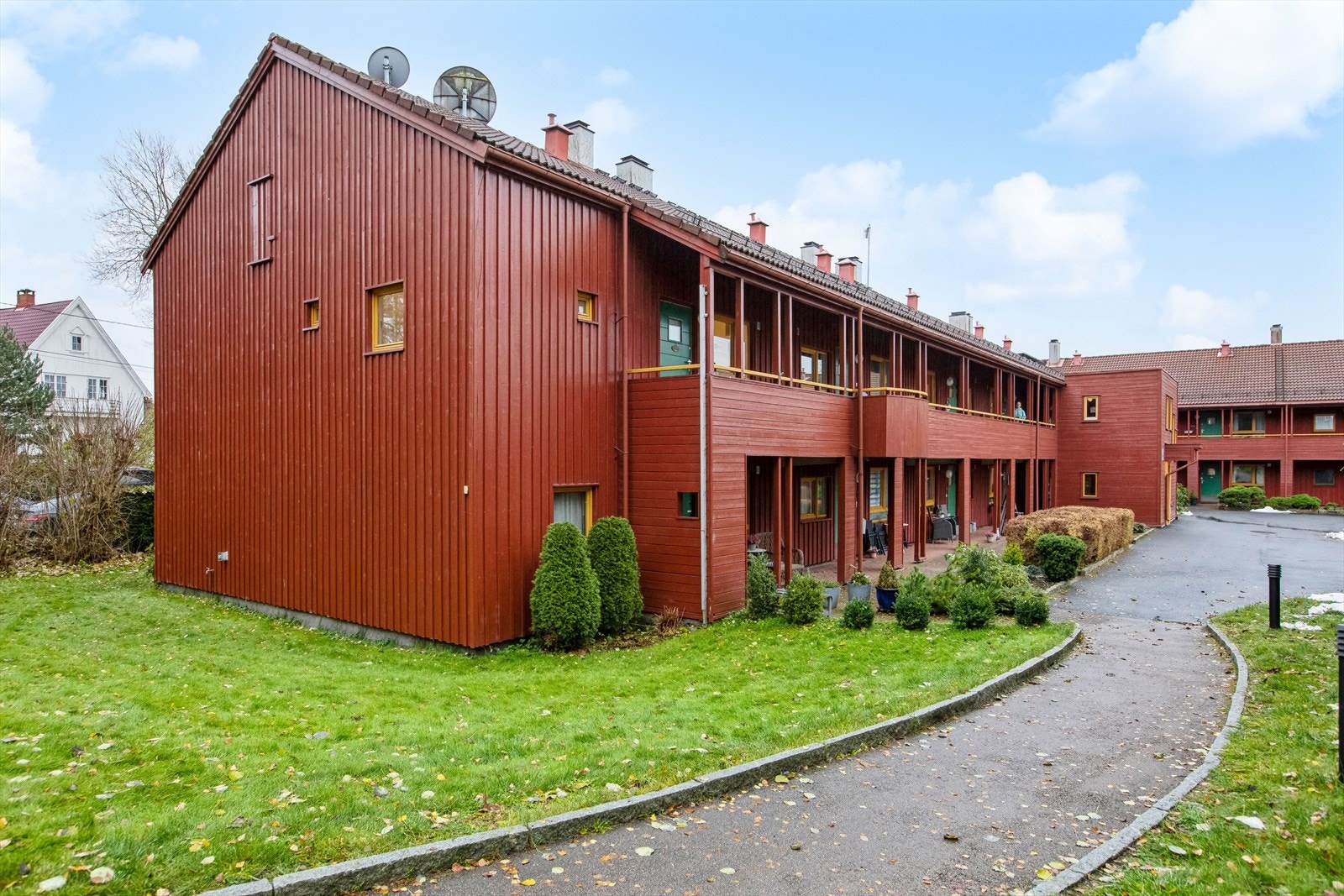 Sommerbilde. Beliggende i grønne omgivelser Galleribilde