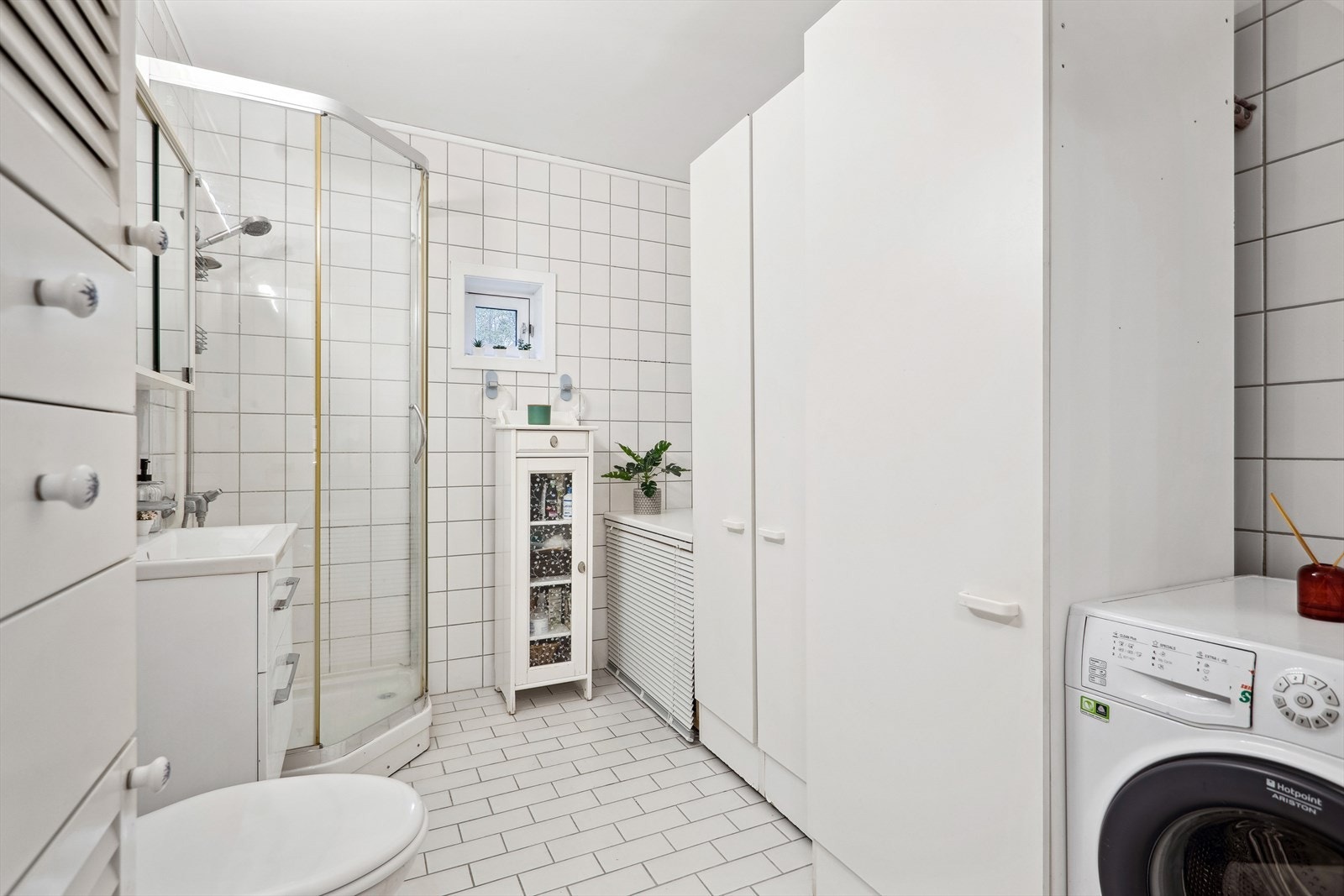 Flislagt baderom fra byggeår med varmekabler i gulv Galleribilde