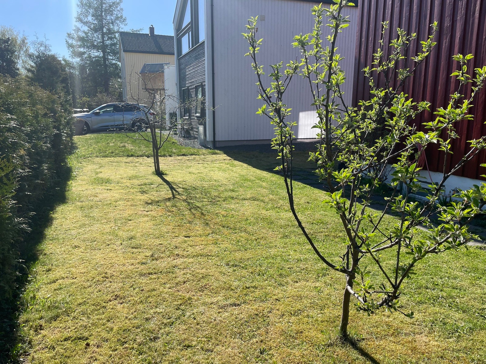 Eiendommen har en stor hage hvor man kan nyte gode solforhold. Galleribilde