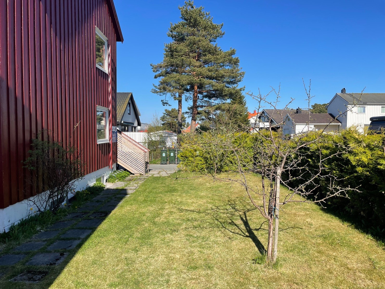 Boligen ligger fint til i byggets 1. etasje og kjeller og har tilgang til flotte uteområder. Galleribilde