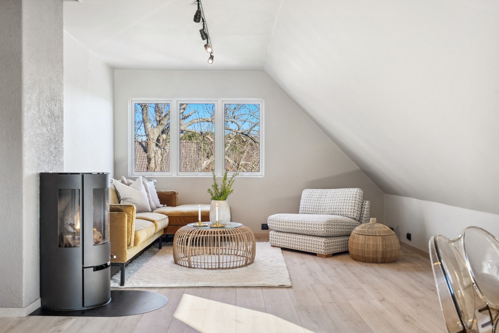 Dette er en veldig kjekk 2-romsleilighet med appellerende standard, mye naturlig lys og fin utsikt mot Borgundfjorden og Sunnmørsalpane. Galleribilde