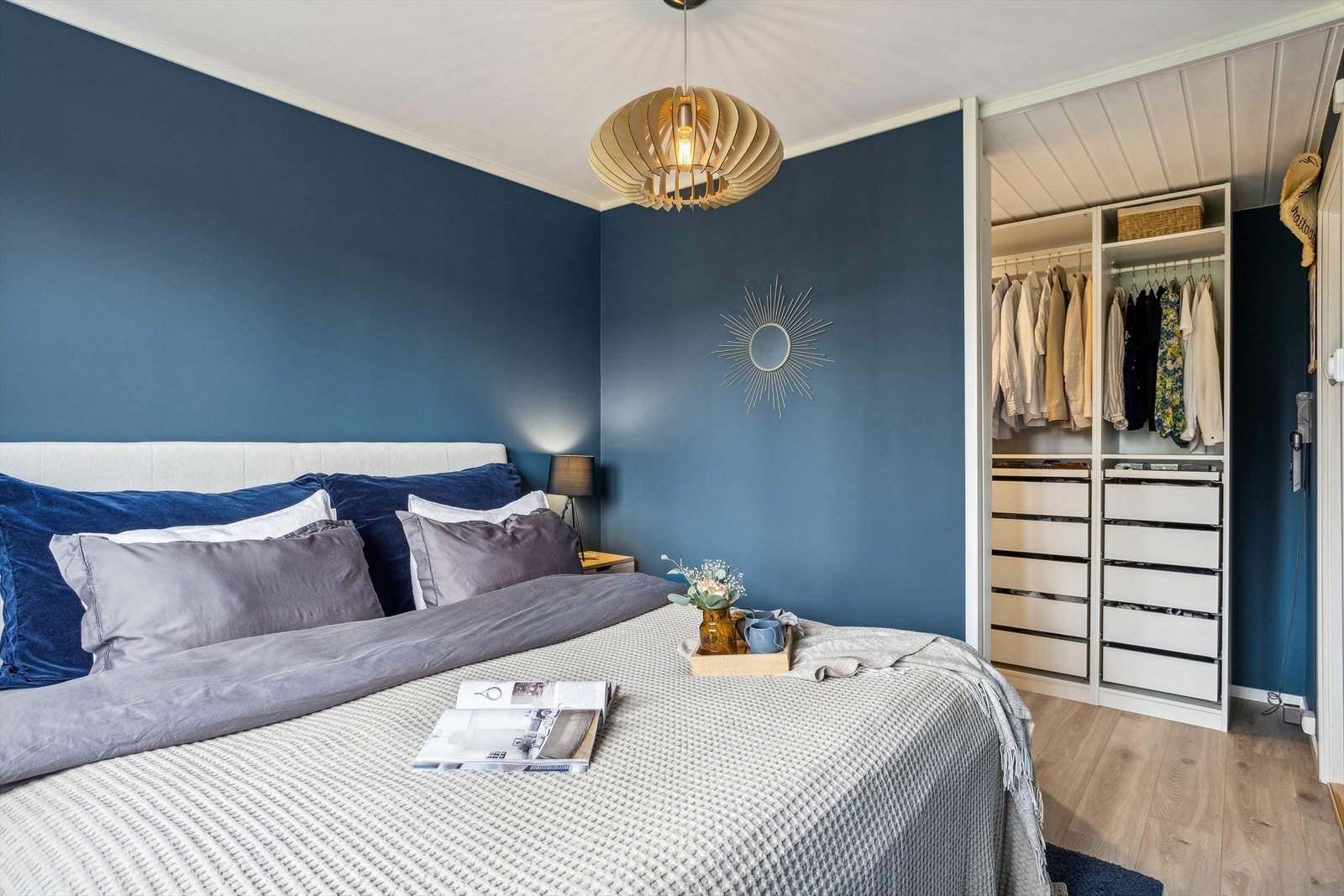 Stort hovedsoverom med walk-in closet. Galleribilde