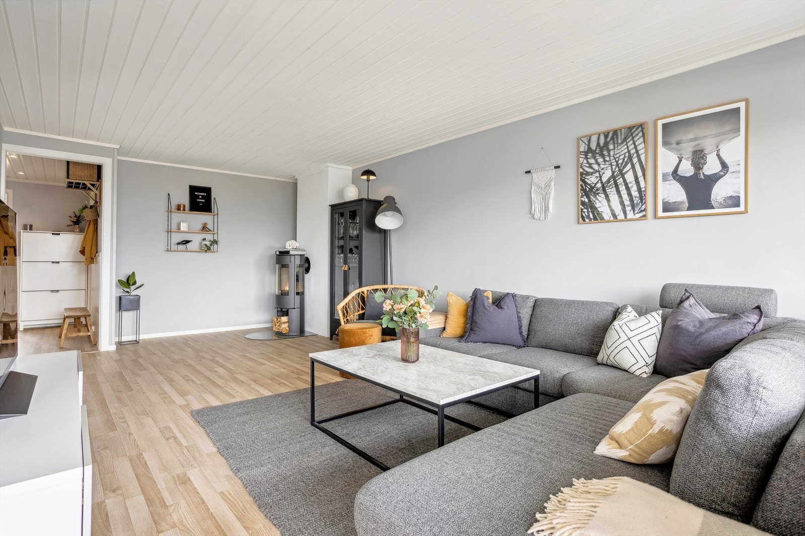 Stor stue med en lun og varm peis. Galleribilde
