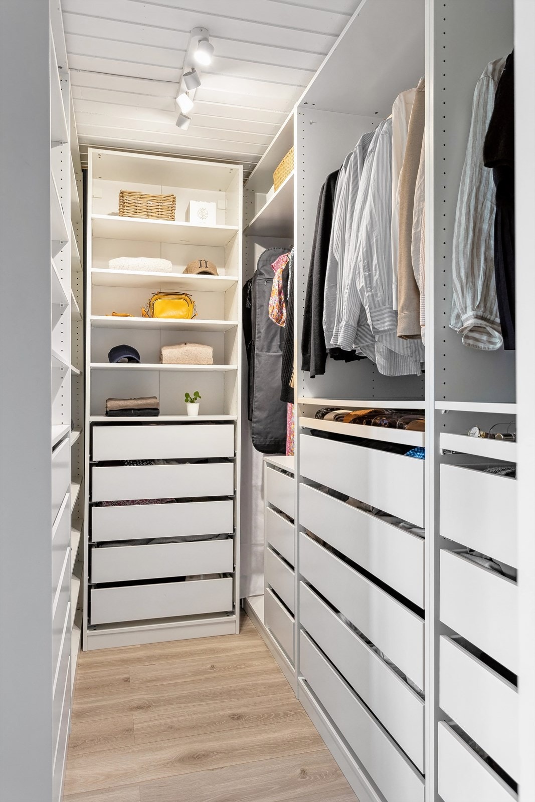 Lekkert walk-in closet. Her er det rikelig med plass til oppbevaring. Galleribilde