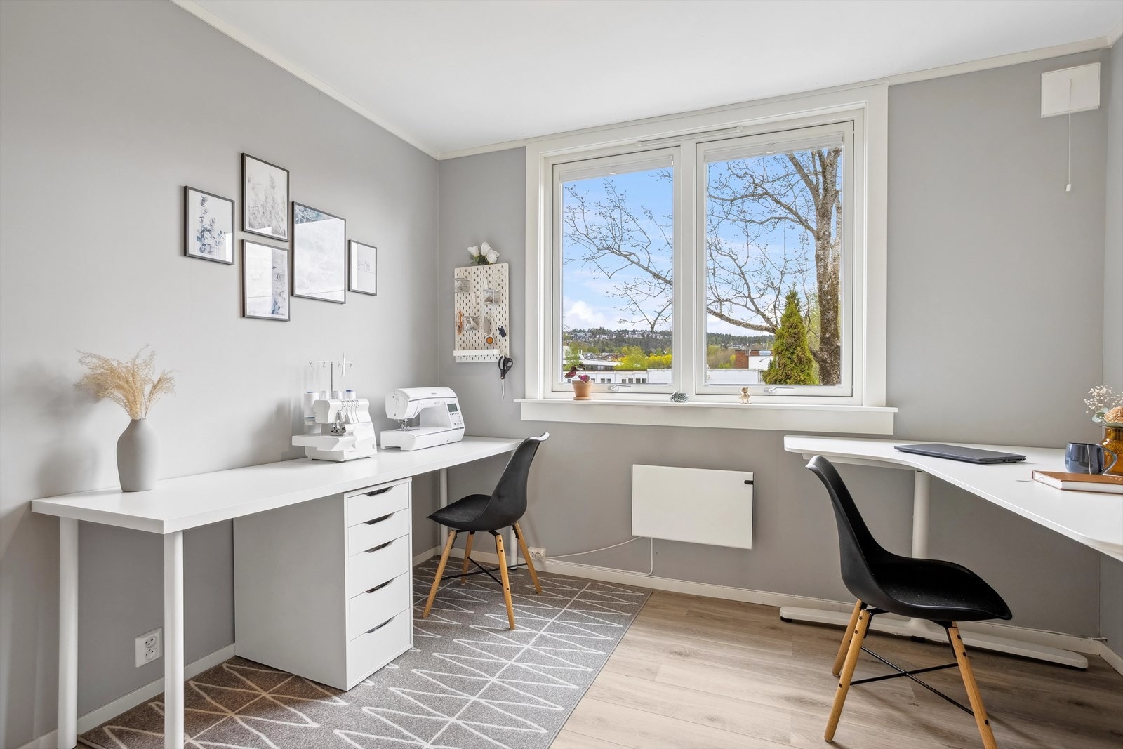 Soverom nr to er av god størrelse. Det er plass til stor seng, kontorpult og garderobeskap. Galleribilde