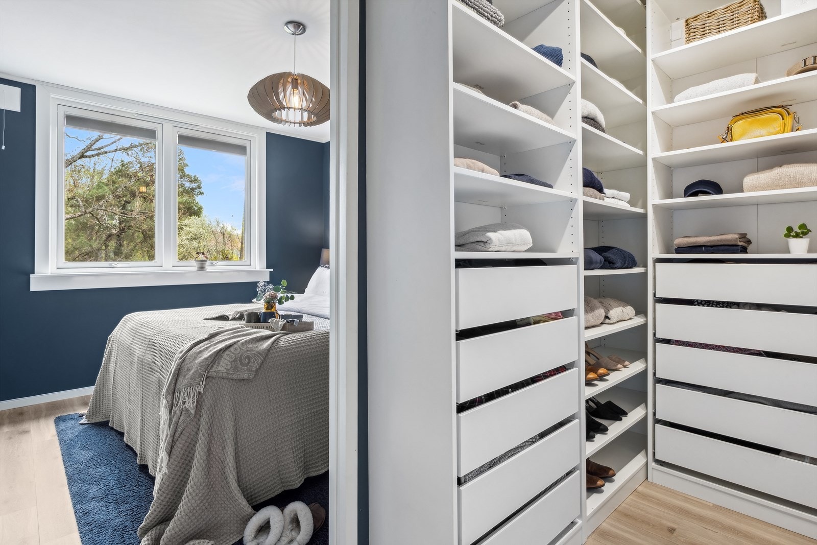 Hovedsoverommet med tilgang til eget walk-in closet. Galleribilde