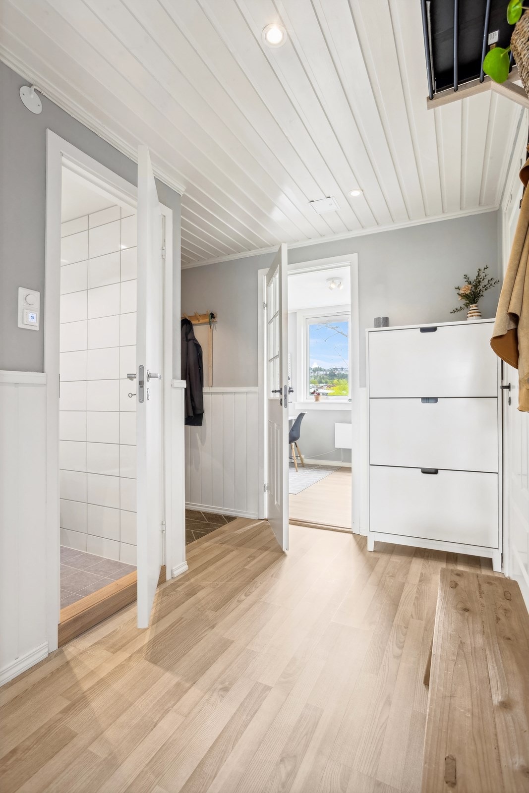 Velkommen inn! Stor entré med god plass til å henge fra seg yttertøy og sette fra seg sko. Galleribilde