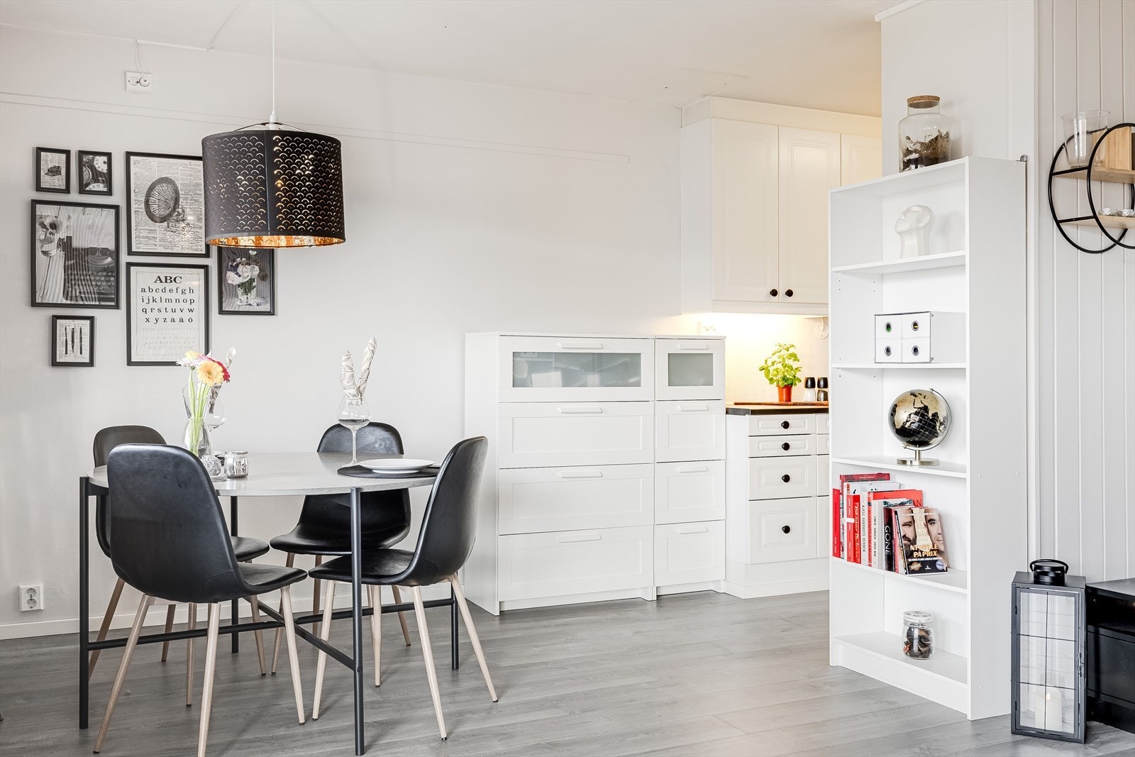 Kjøkkenet ligger i en delvis åpen løsning med stua. Galleribilde