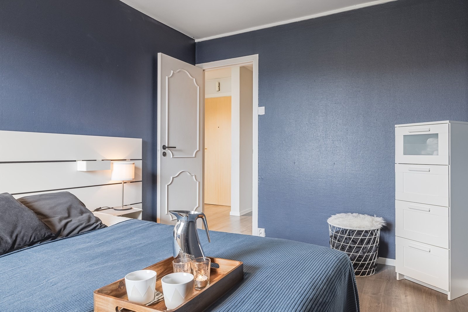 Rommet vender ut mot balkongen og har plass til dobbeltseng med tilhørende nattbord. Galleribilde
