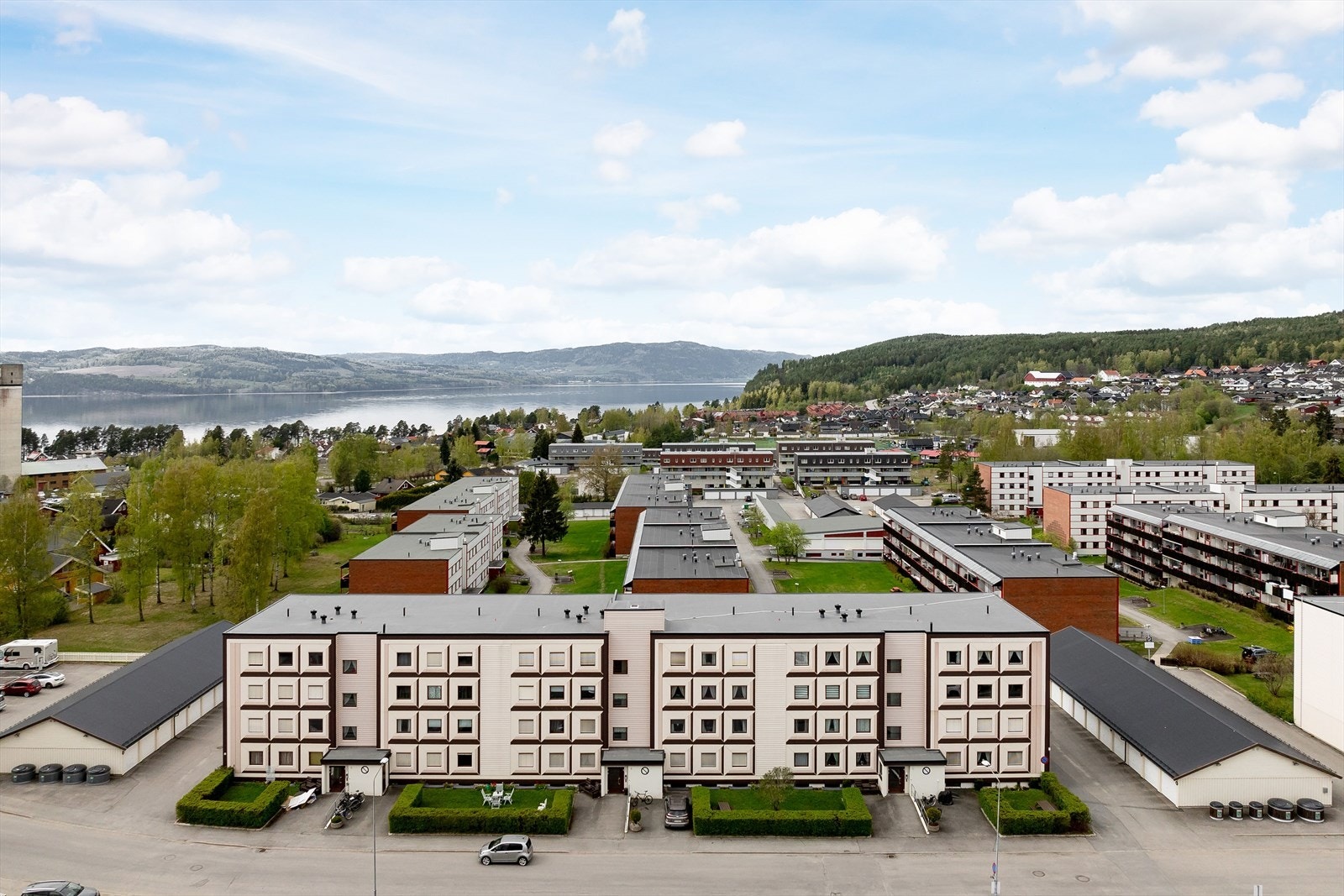Leiligheten ligger på Hamar vest hvor området hovedsakelig består av blokkbebyggelse. Galleribilde
