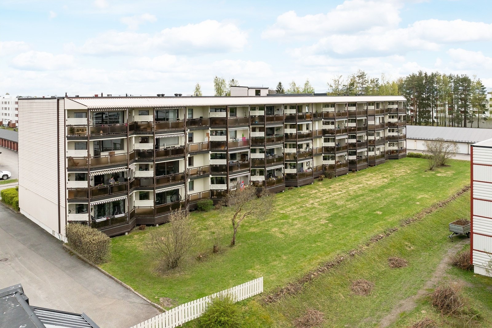 Leiligheten ligger i byggets 2. etasje. Galleribilde