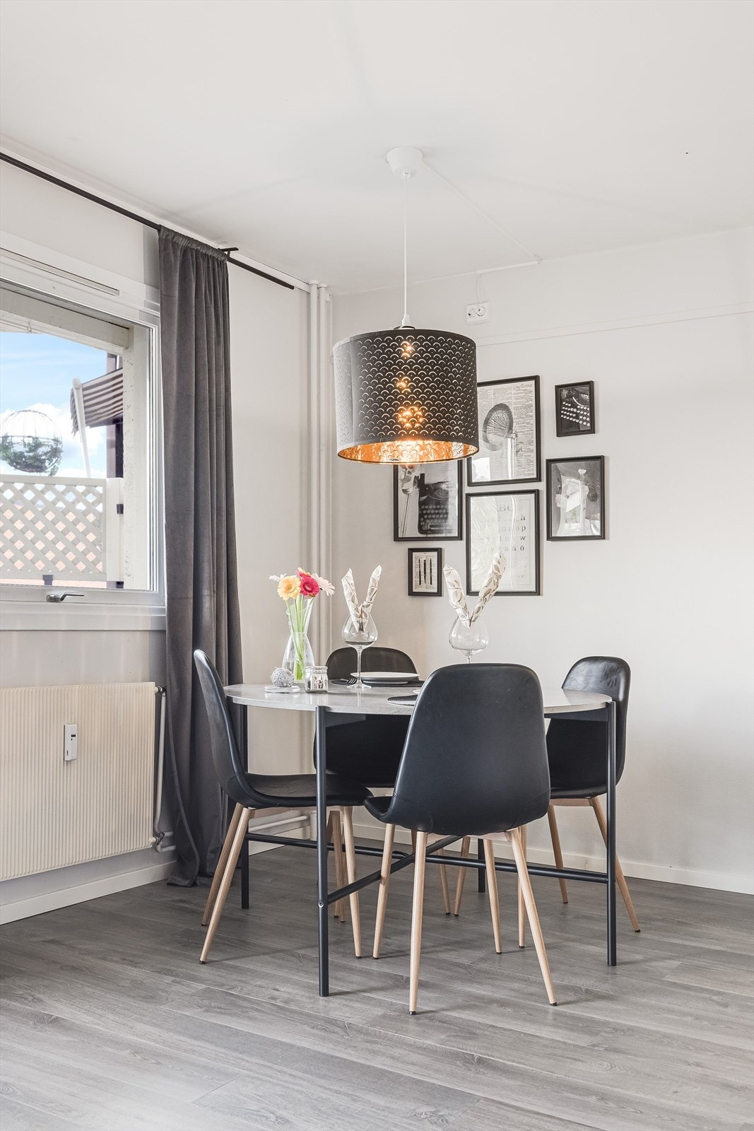 I stua er det også plass til spisebord ved vinduet ut mot balkongen. Galleribilde