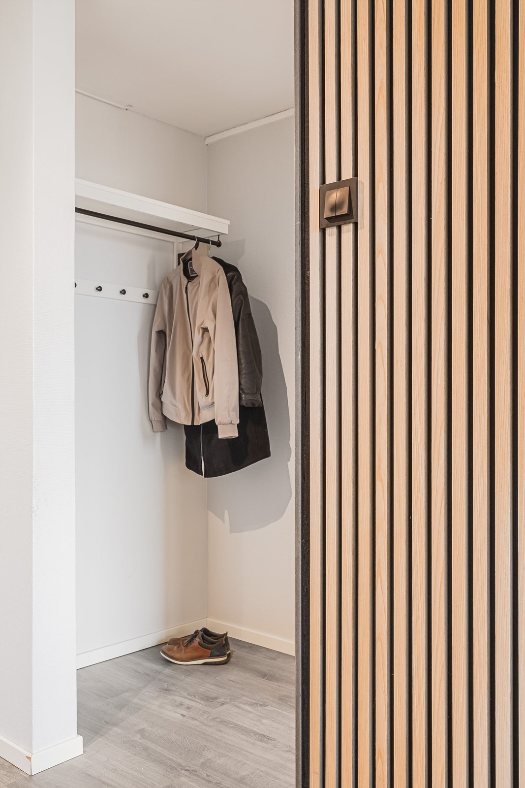 Du tar deg til leiligheten via heis eller felles trappegang. I leilighetens entré er det en praktisk nisje med plass til sko og yttertøy. Galleribilde