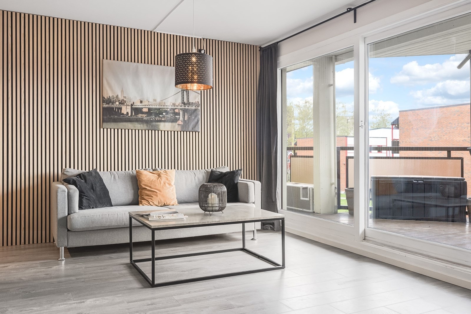 Skyvedør leder deg ut til den romslige balkongen og gir samtidig god med lysinnslipp til stua. Galleribilde