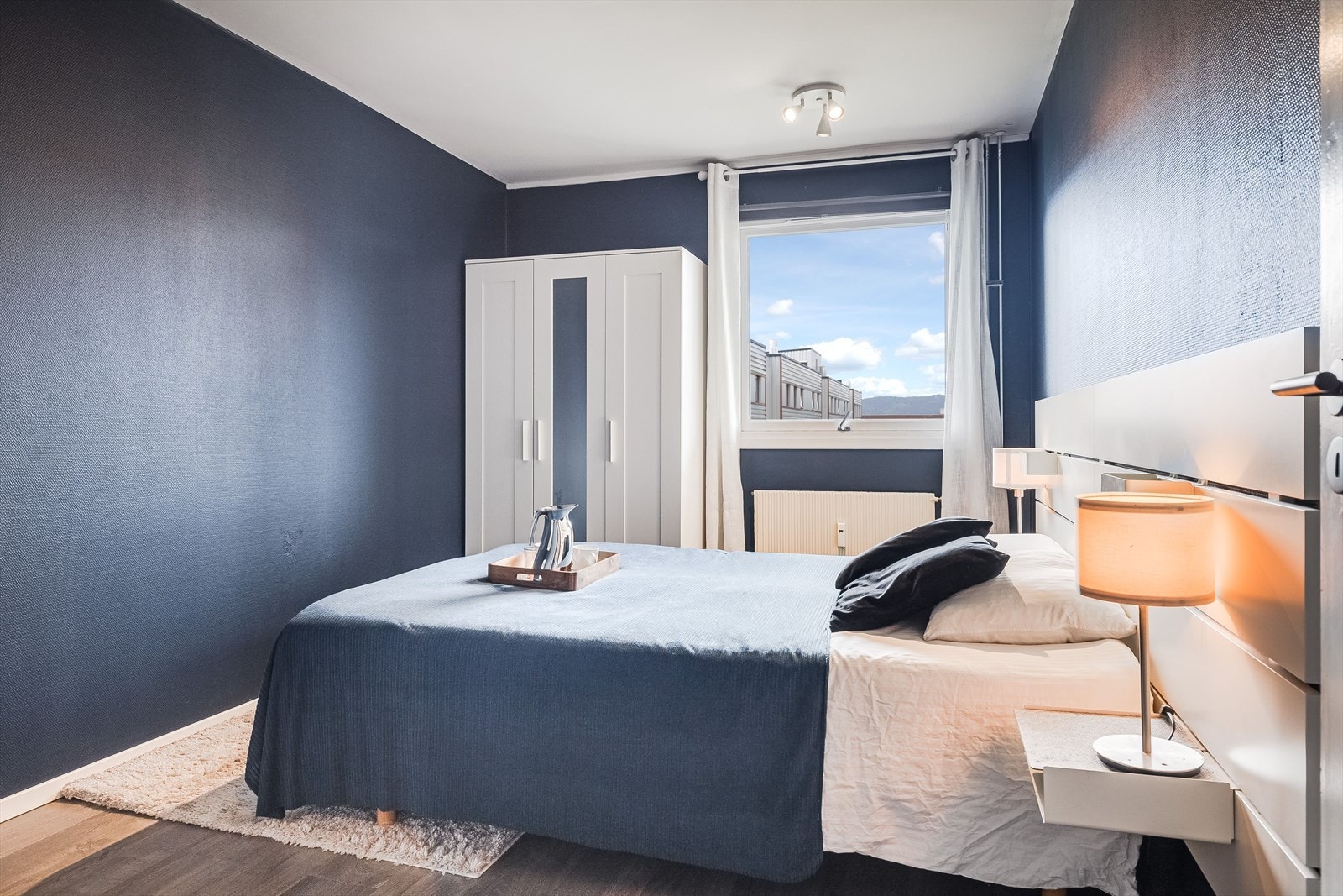 Det er også garderobeskap på soverommet. Galleribilde