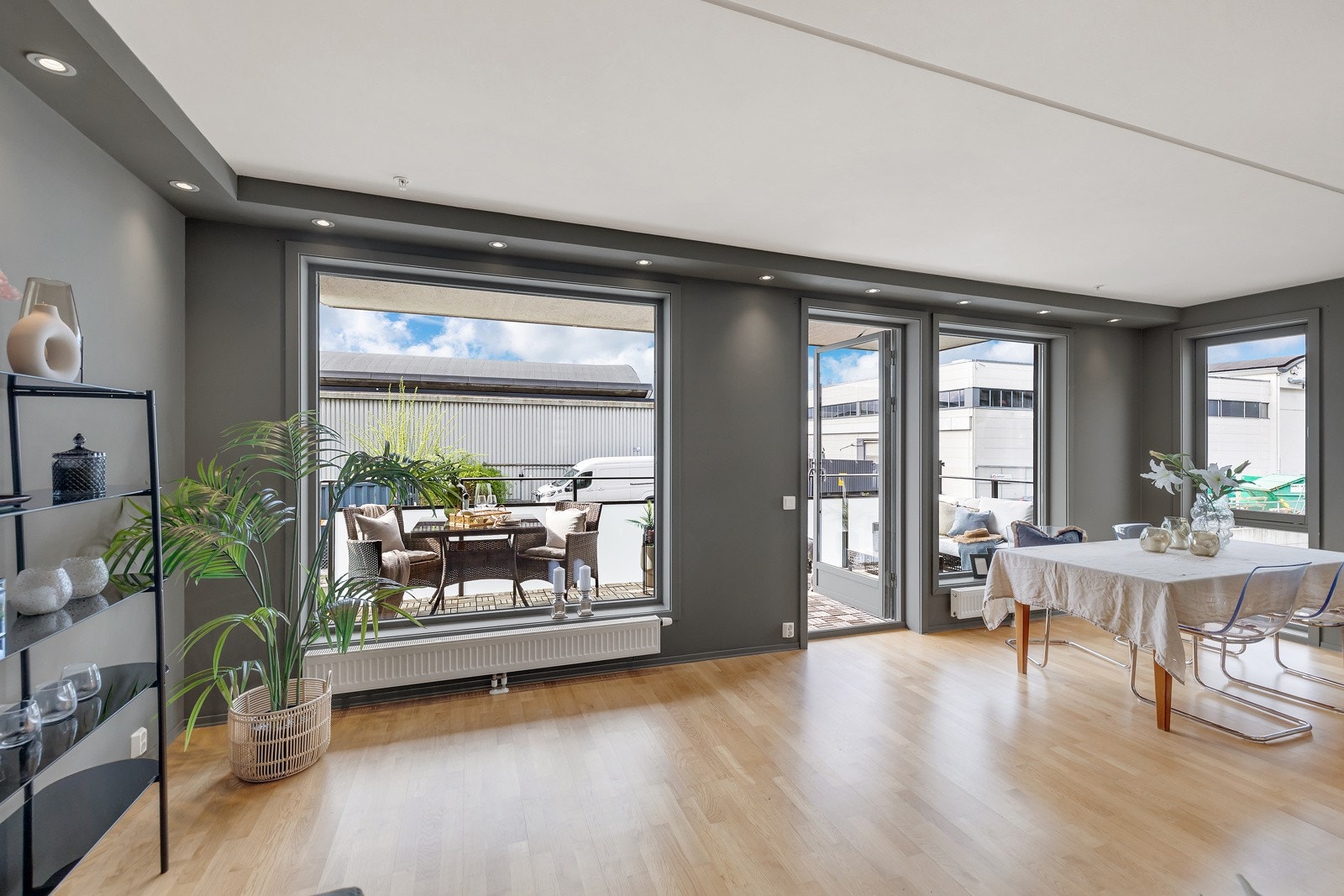 Det slippes inn rikelig med naturlig lys fra de store vindusflatene Galleribilde