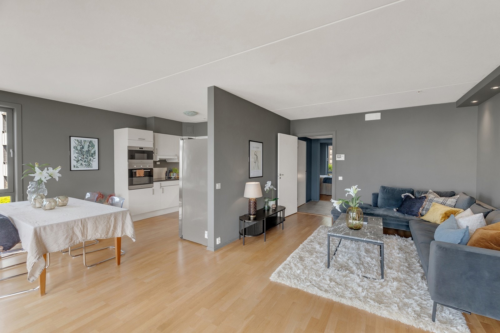 Leiligheten har en åpen stue/kjøkken løsning som gjør rommet svært arealeffektivt Galleribilde