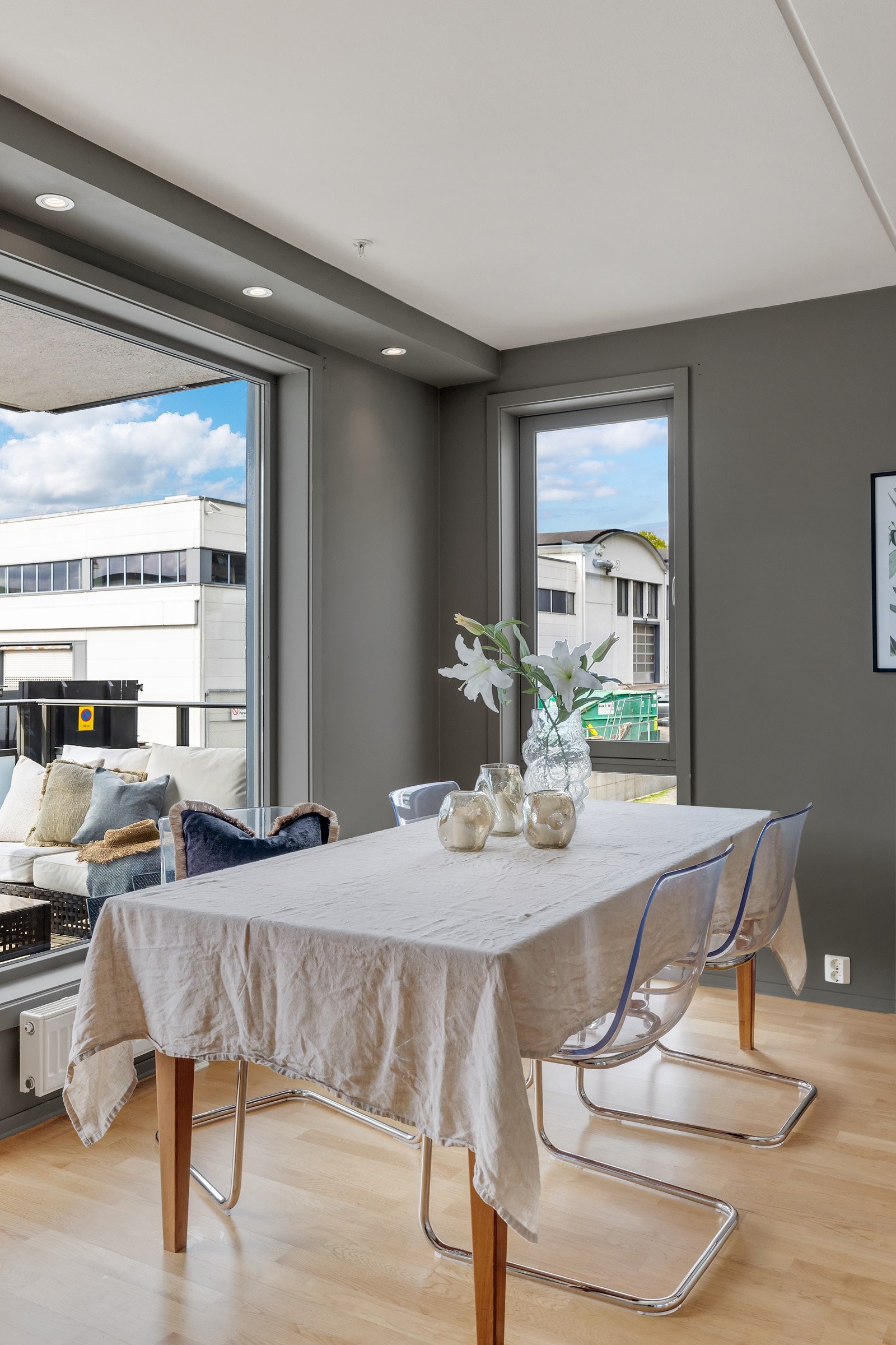 God plass til en stor sittegruppe med tilknytning til stue/kjøkken Galleribilde