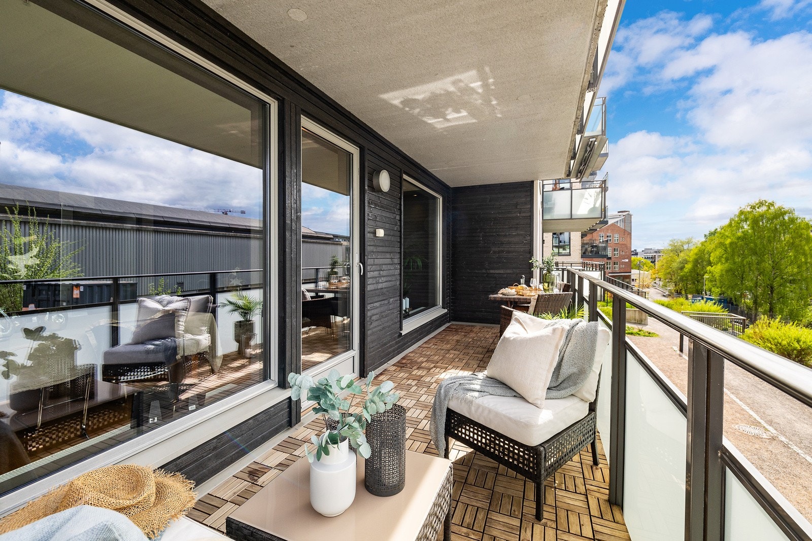 En romslig sydvestvendt balkong på ca. 13 kvm med gode solforhold Galleribilde