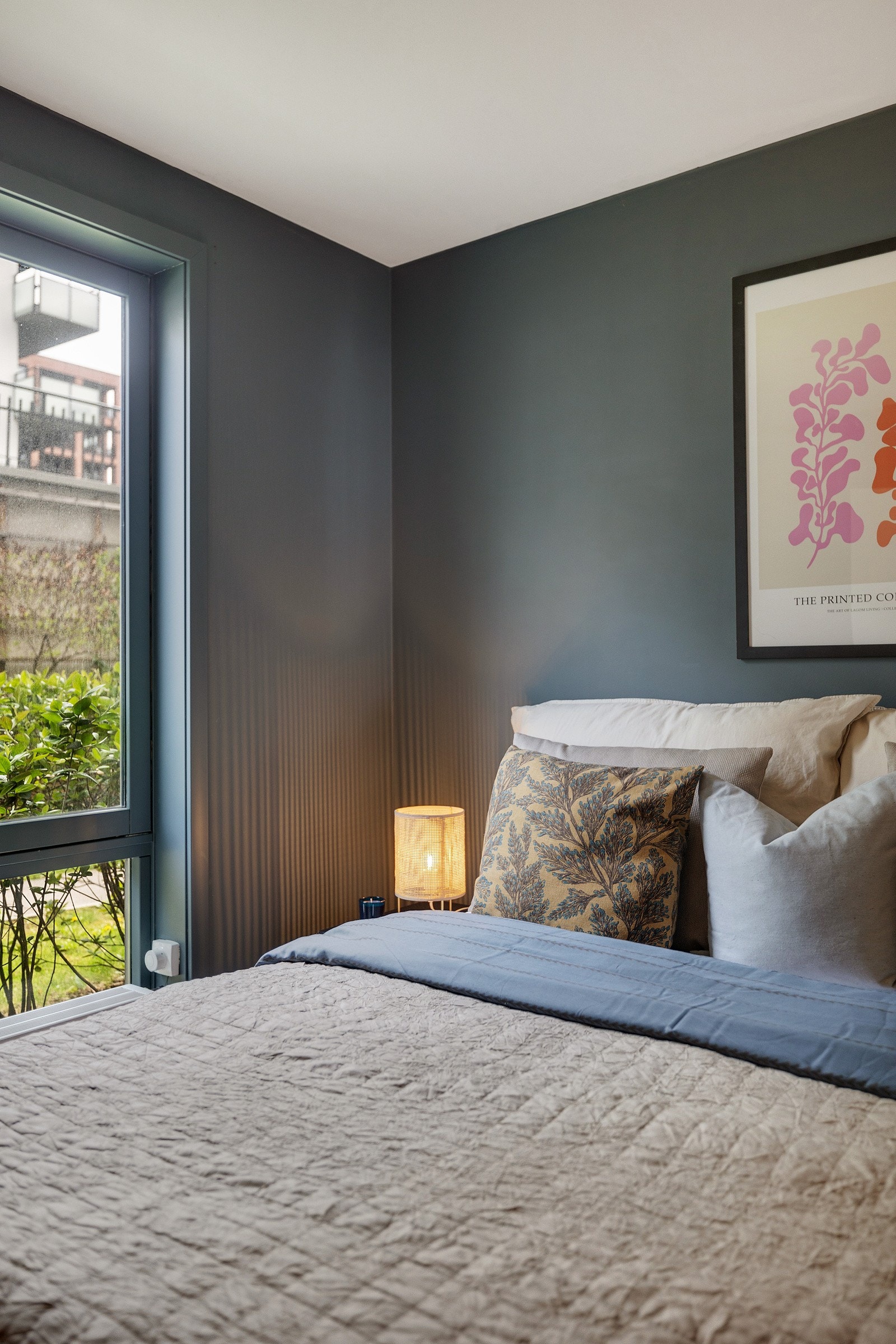 Lun, delikat farge på veggene på soverommet Galleribilde