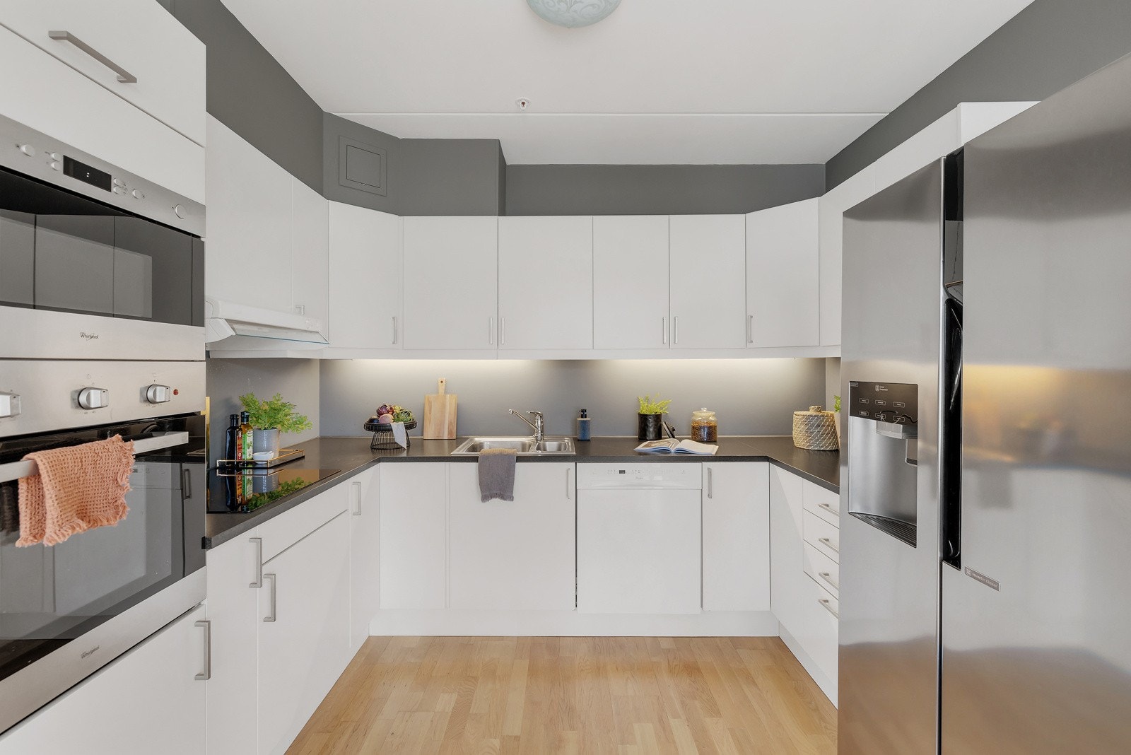 Det er mye skap - og benkeplass på kjøkkenet Galleribilde