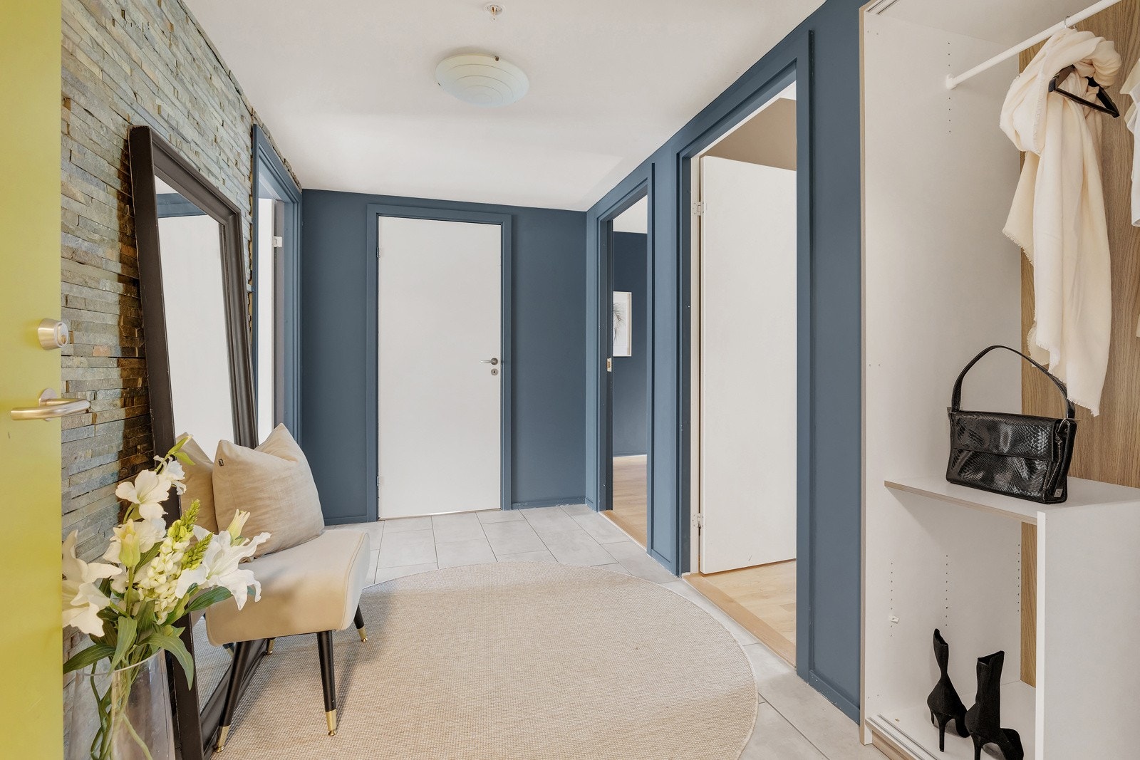 Det er integrert garderobeløsning for klær og sko Galleribilde