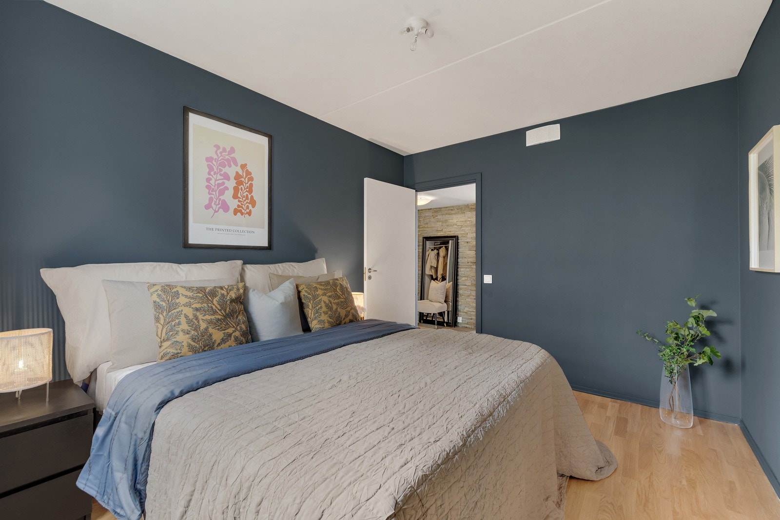 Utgang til stue fra rommet Galleribilde