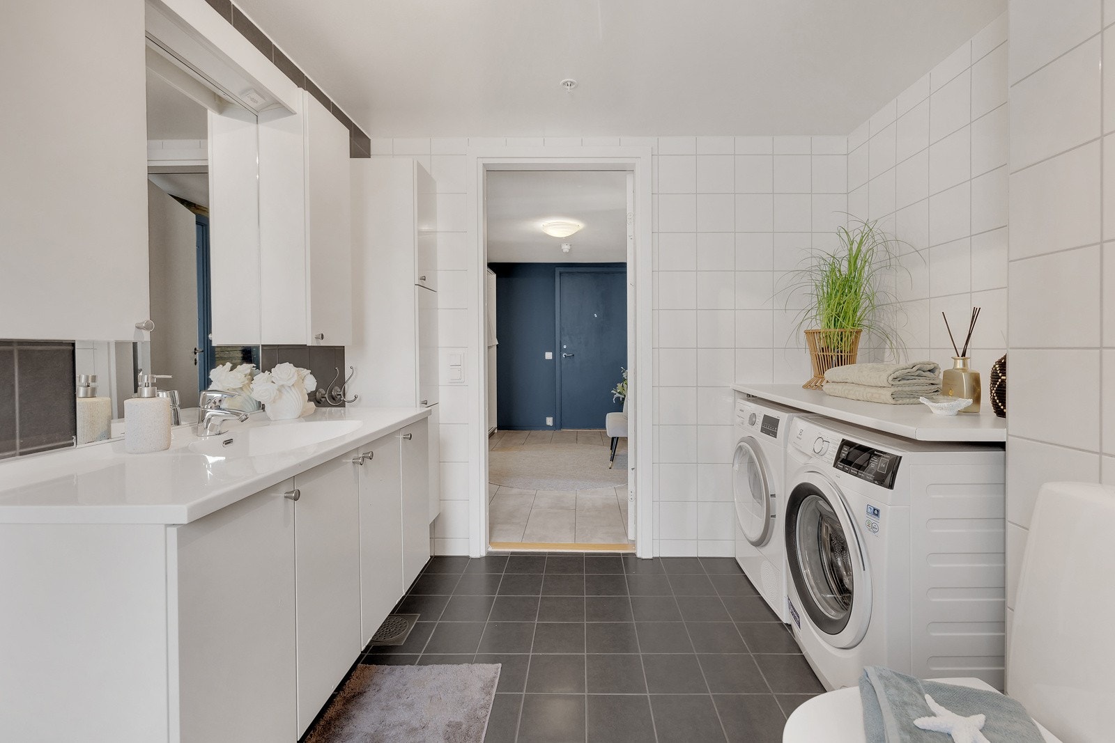 Badet er romslig og har godt med oppbevaringsplass i servantskap Galleribilde