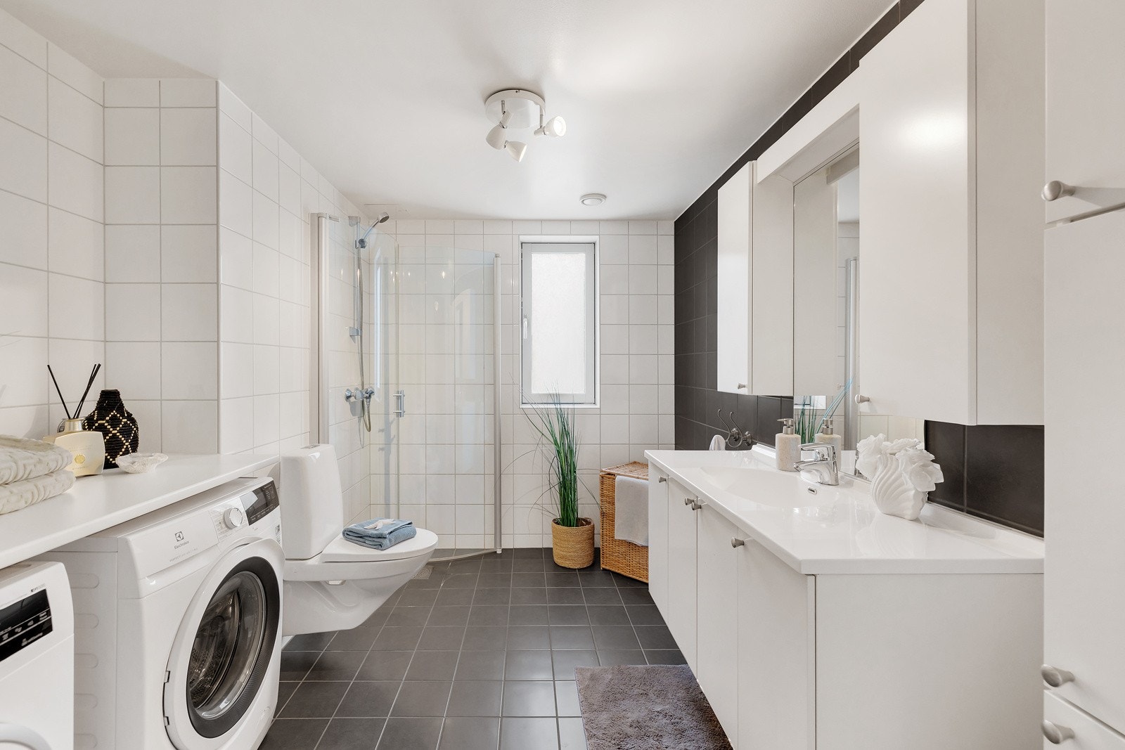 Moderne bad med opplegg for vaskemaskin Galleribilde