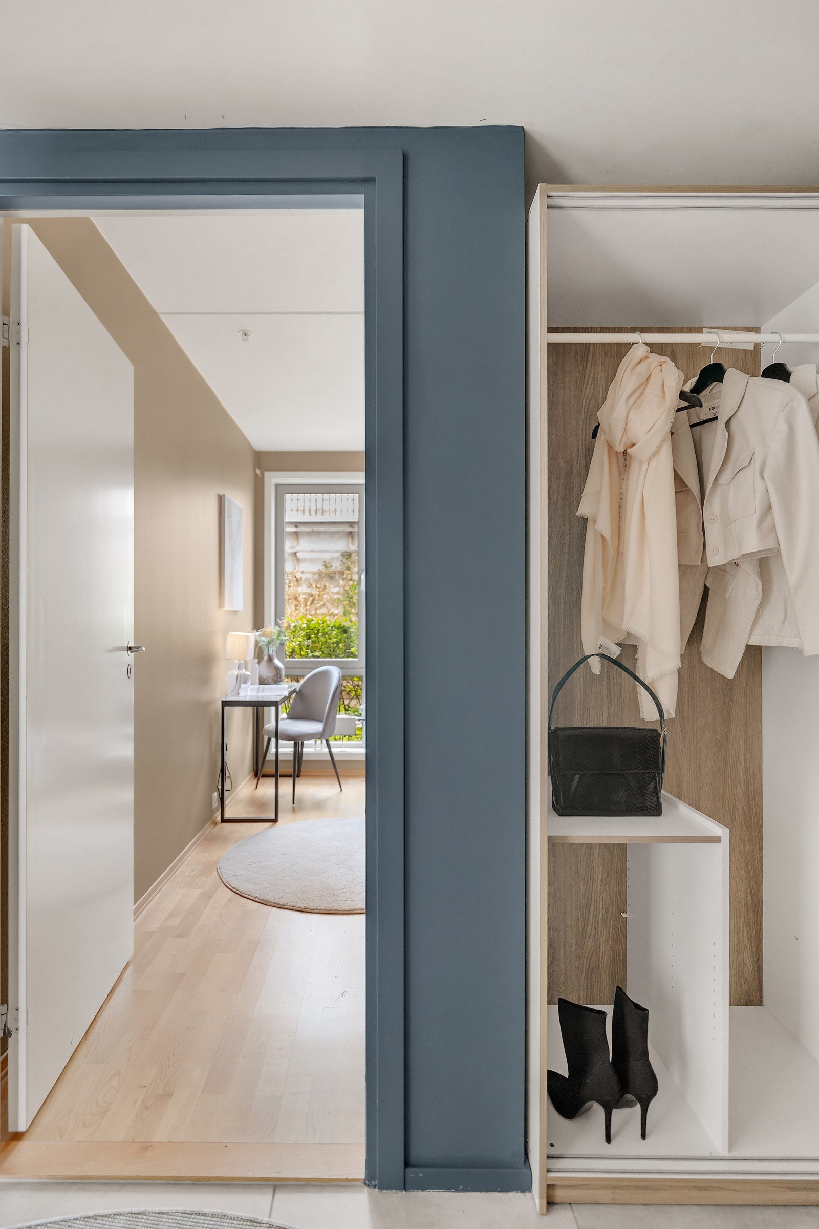 Her er det mye rom for oppbevaring av klær, sko og diverse Galleribilde