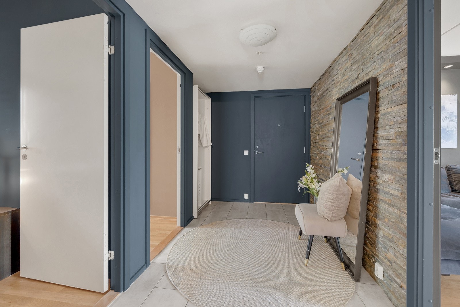 Entreen er svært romslig og det er også her delikate fargevalg Galleribilde