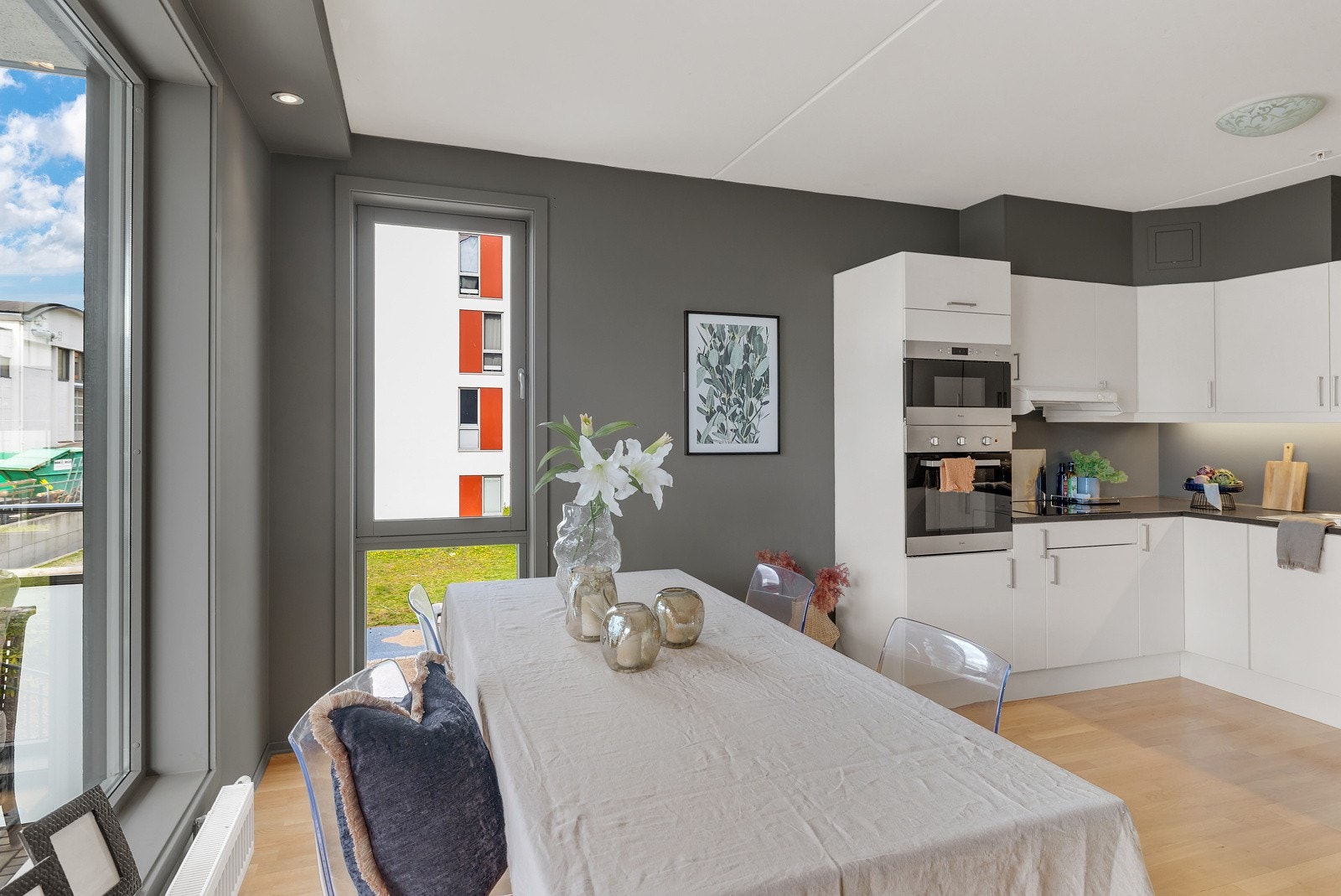 Her er det god plass for å samle venner og familie til en hyggelig middag Galleribilde