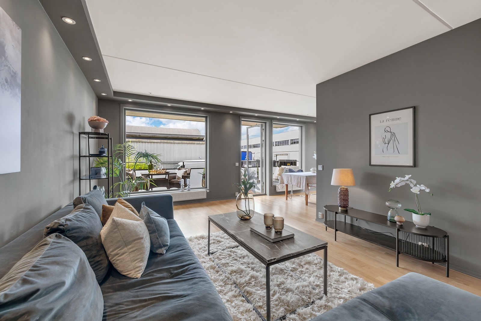 Direkte utgang til sydvestvendt balkong på ca. 13 kvm Galleribilde