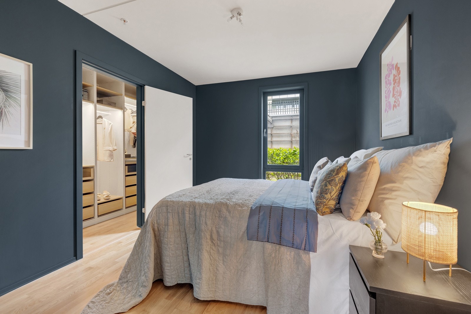 Det kan innredes med dobbeltseng, nattbord og garderobeskap Galleribilde