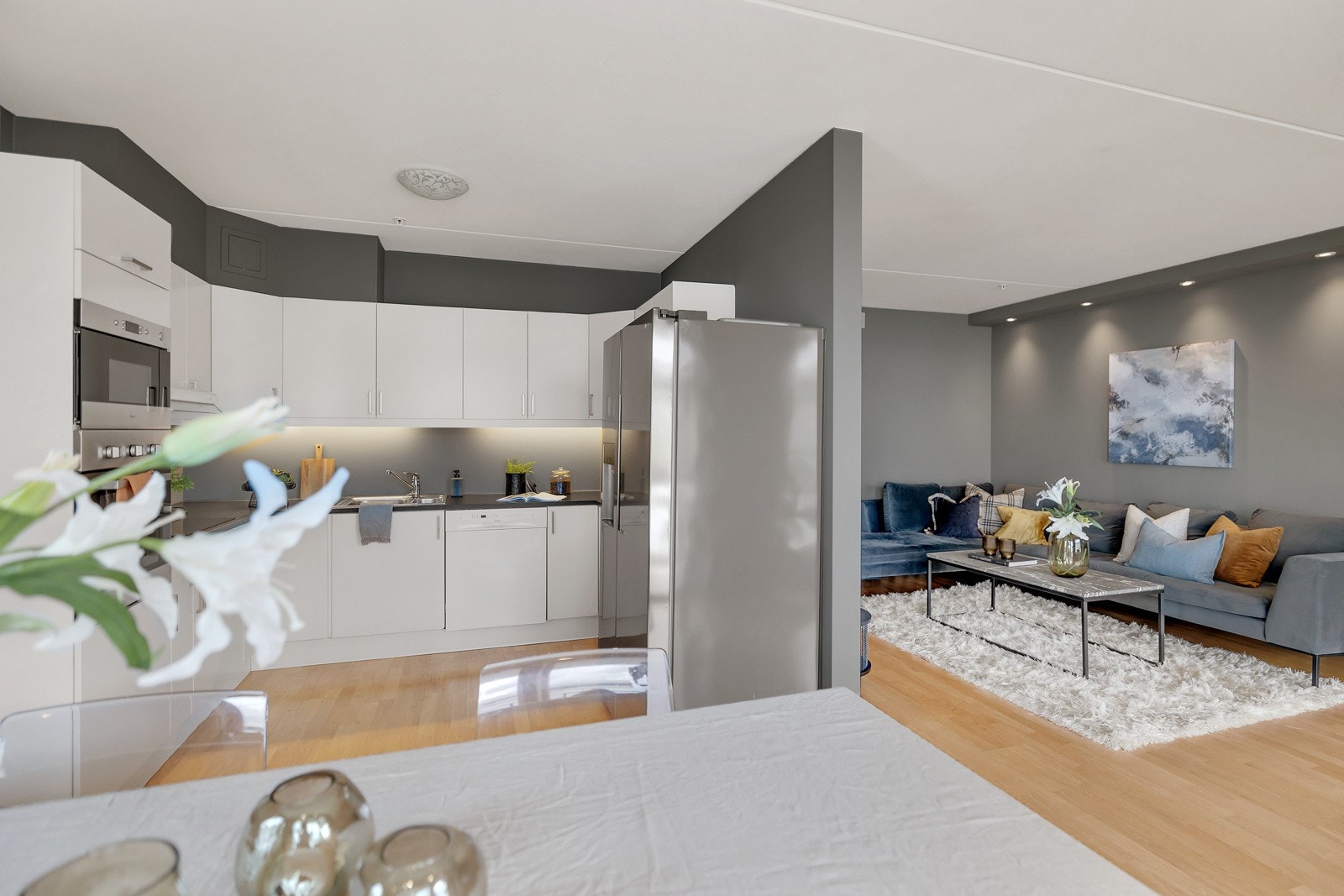 Stilig kjøkken med glatte fronter og integrerte hvitevarer Galleribilde