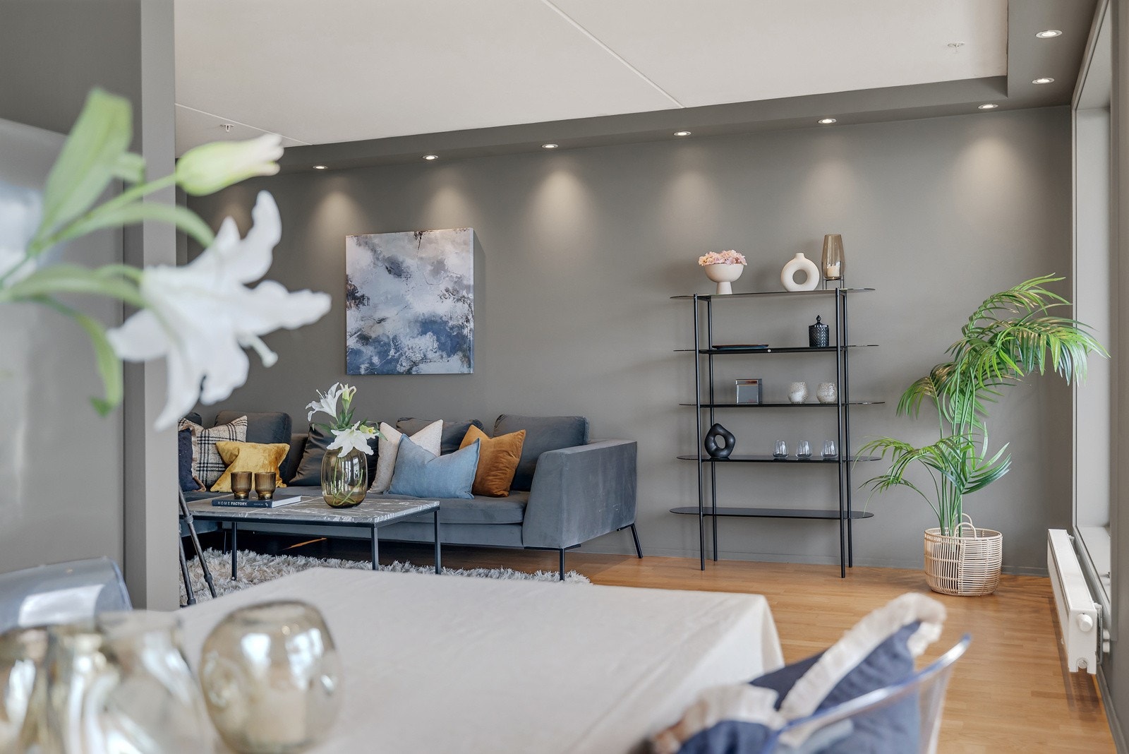 En romslig stue med god plass til sittegruppe og medievegg Galleribilde