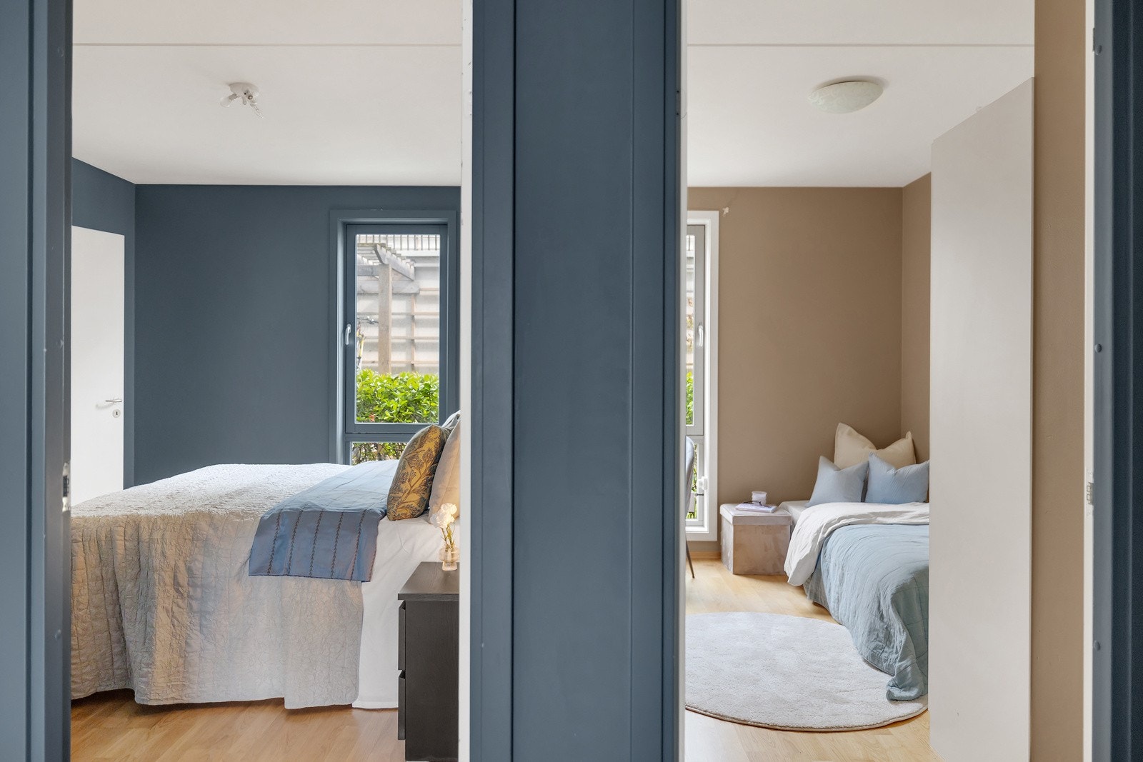 Leilighetens to soverom ligger vegg-i-vegg Galleribilde