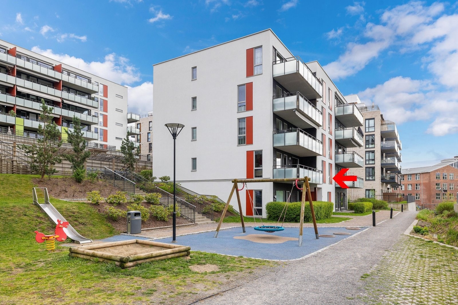 Leiligheten ligger i 2.etg fra fremsiden av blokken. Se pil Galleribilde