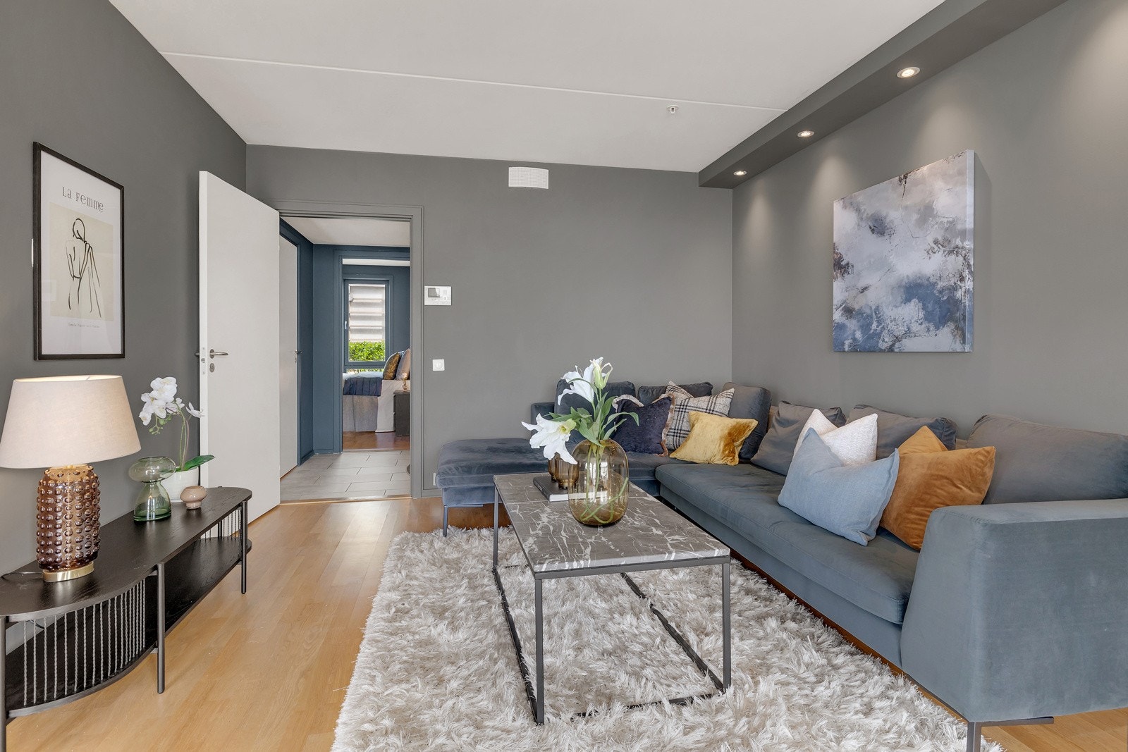 Stuen fremstår moderne med tidsriktige farge - og materialvalg Galleribilde