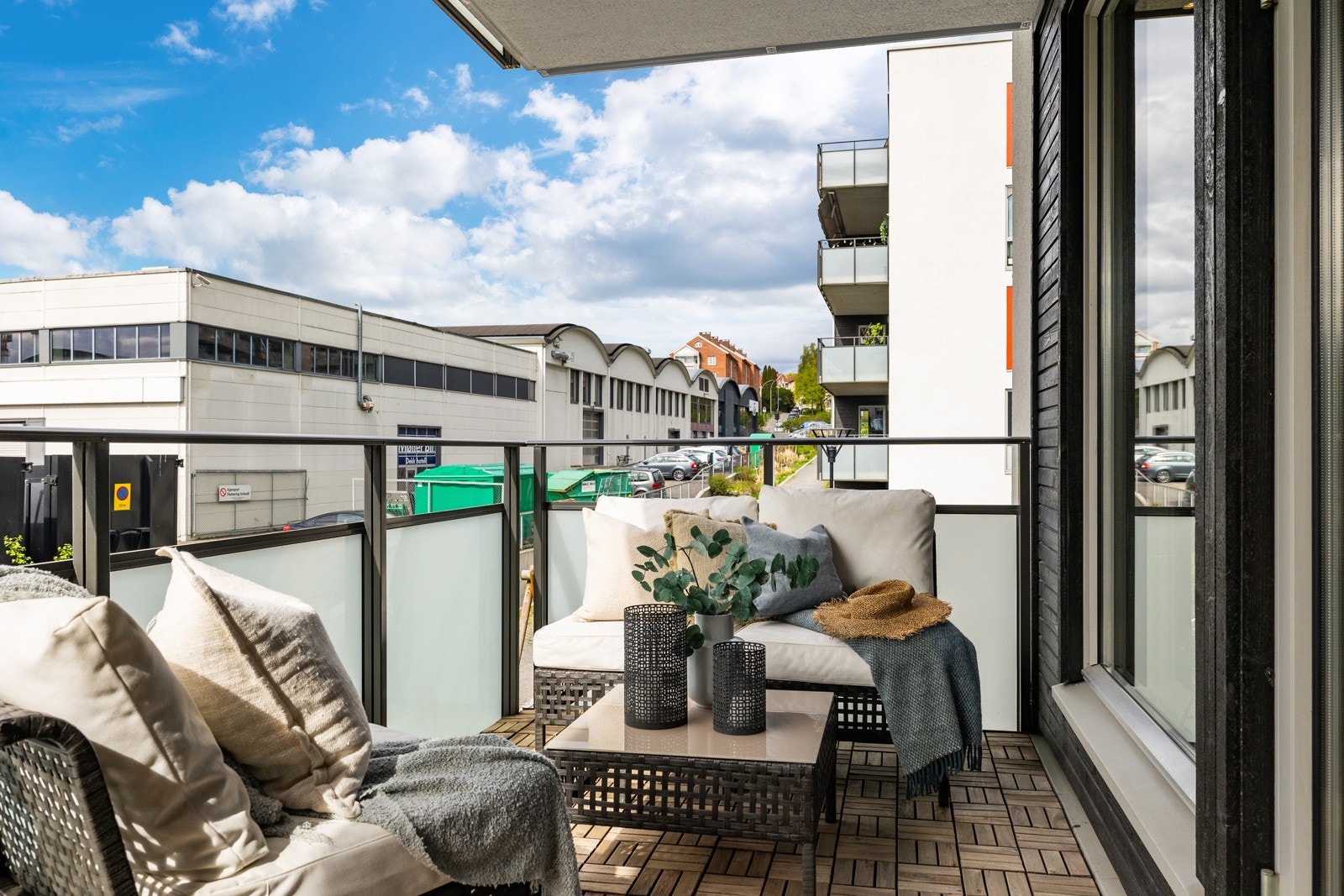 Balkongen har rikelig med plass til sittegruppe, grill etc.. Galleribilde