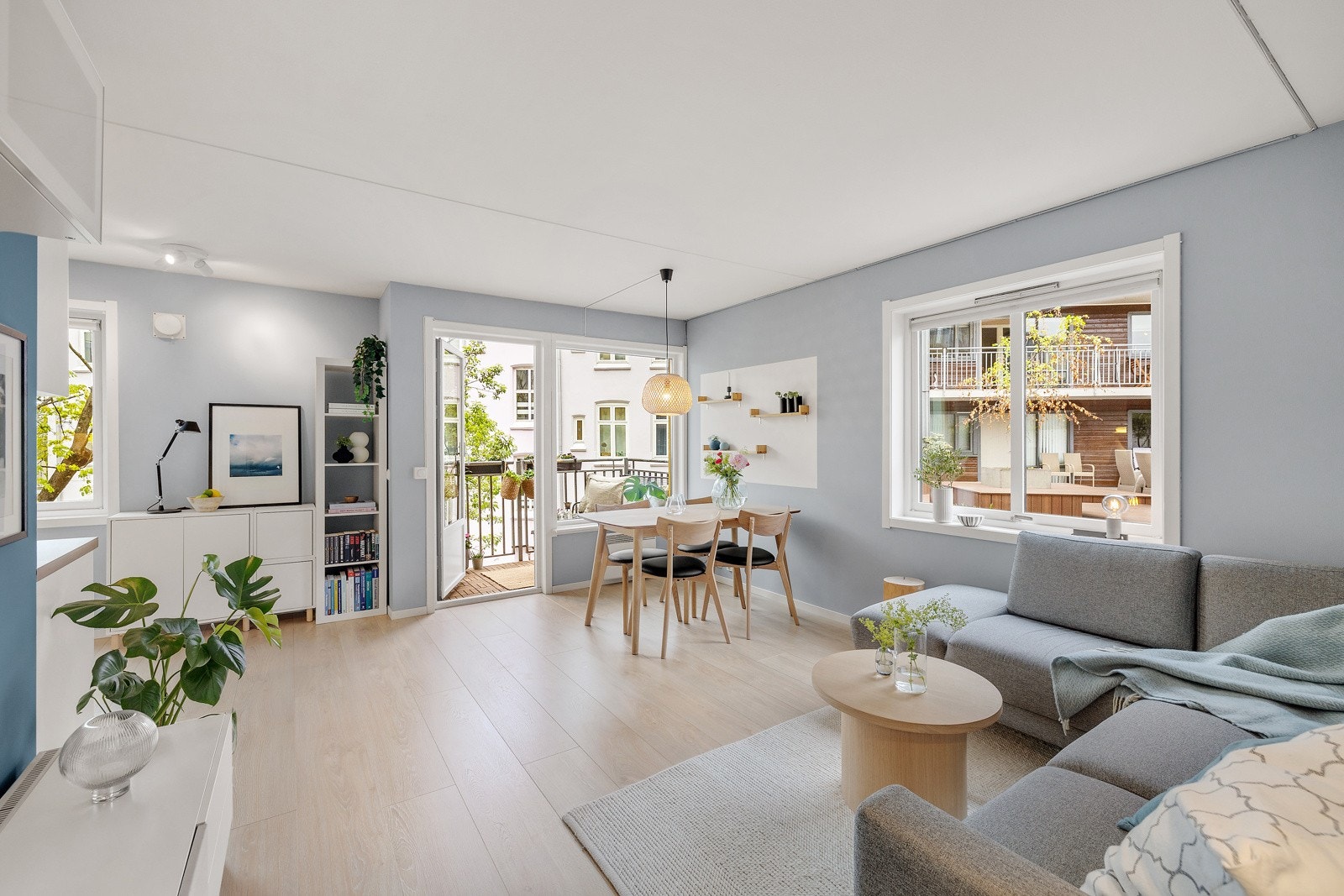 Stuen er lys og innbydende med flere vindusflater som slipper inn rikelig med naturlig lys og skaper en behagelig atmosfære. Galleribilde