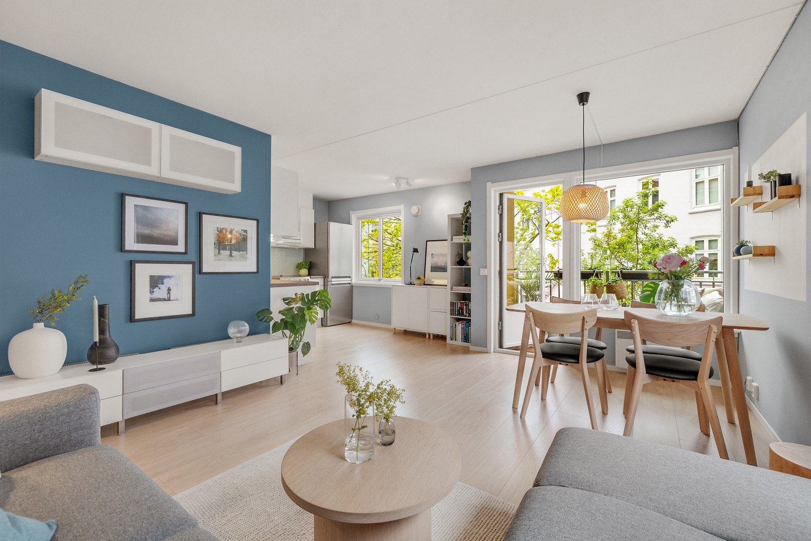 Stuen er lys og luftig. Galleribilde