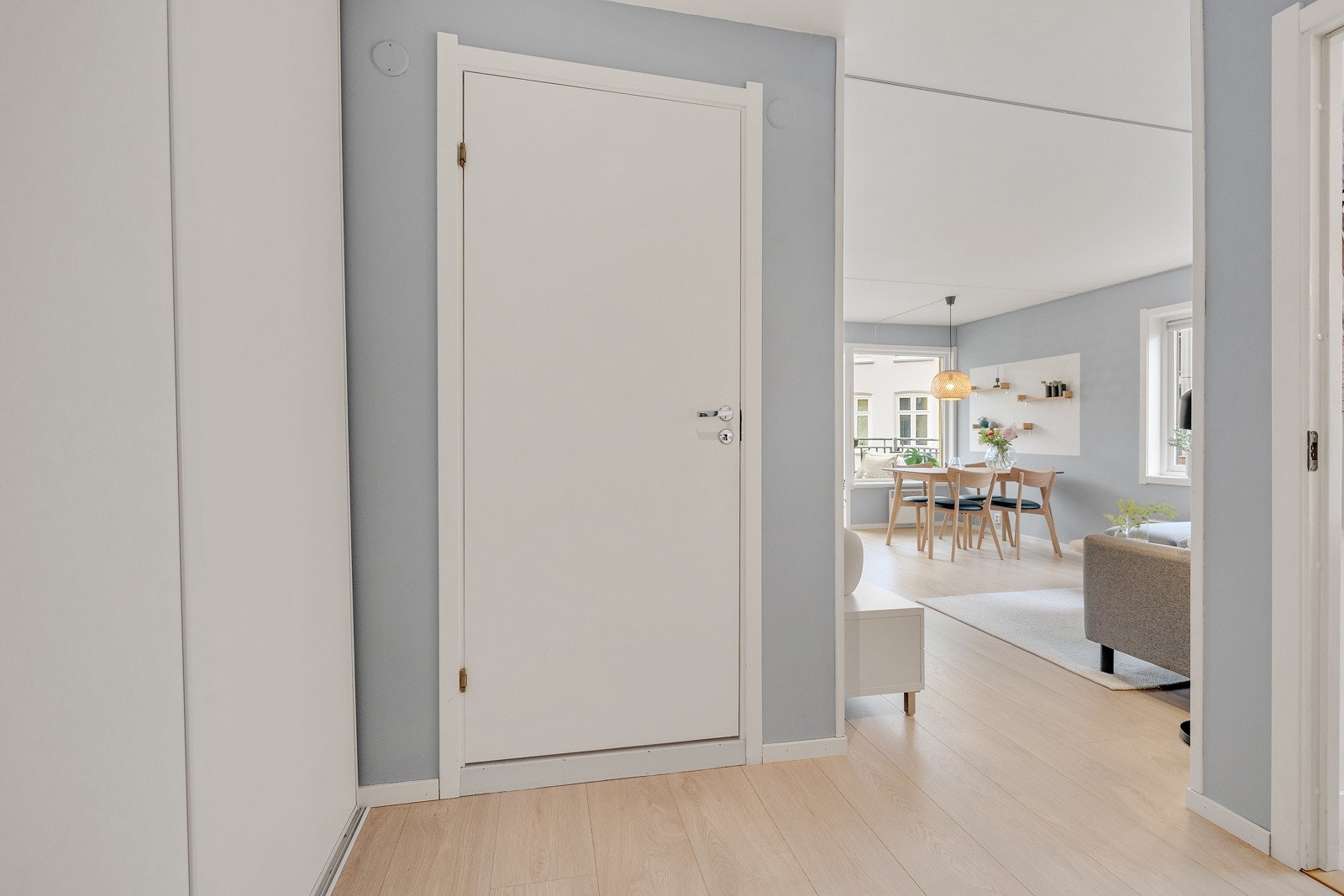 Entréen fungerer som boligens knutepunkt med videre adkomst til alle rom. Galleribilde