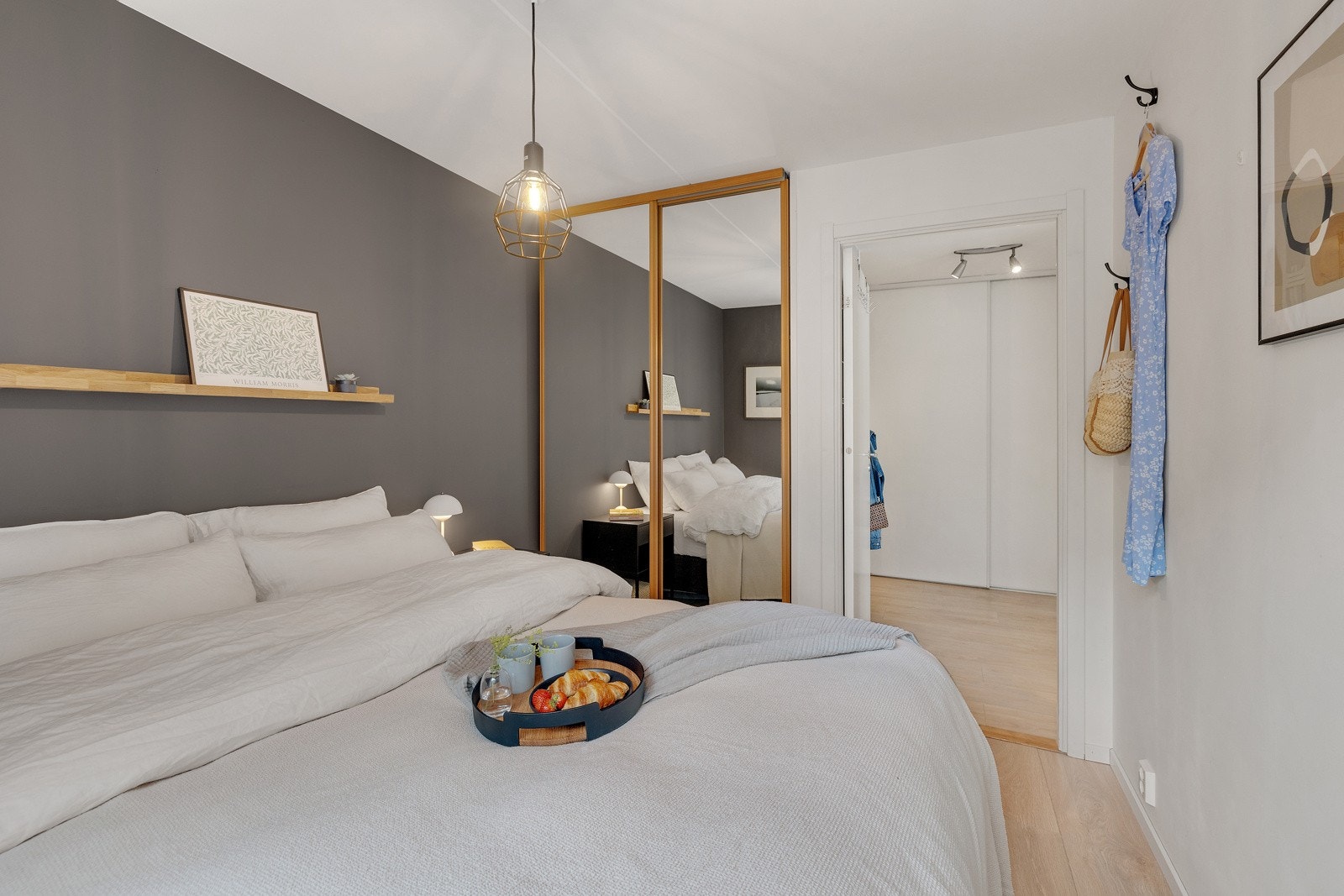 Det er god plass til dobbeltseng, nattbord og annet ønsket møblement. Galleribilde