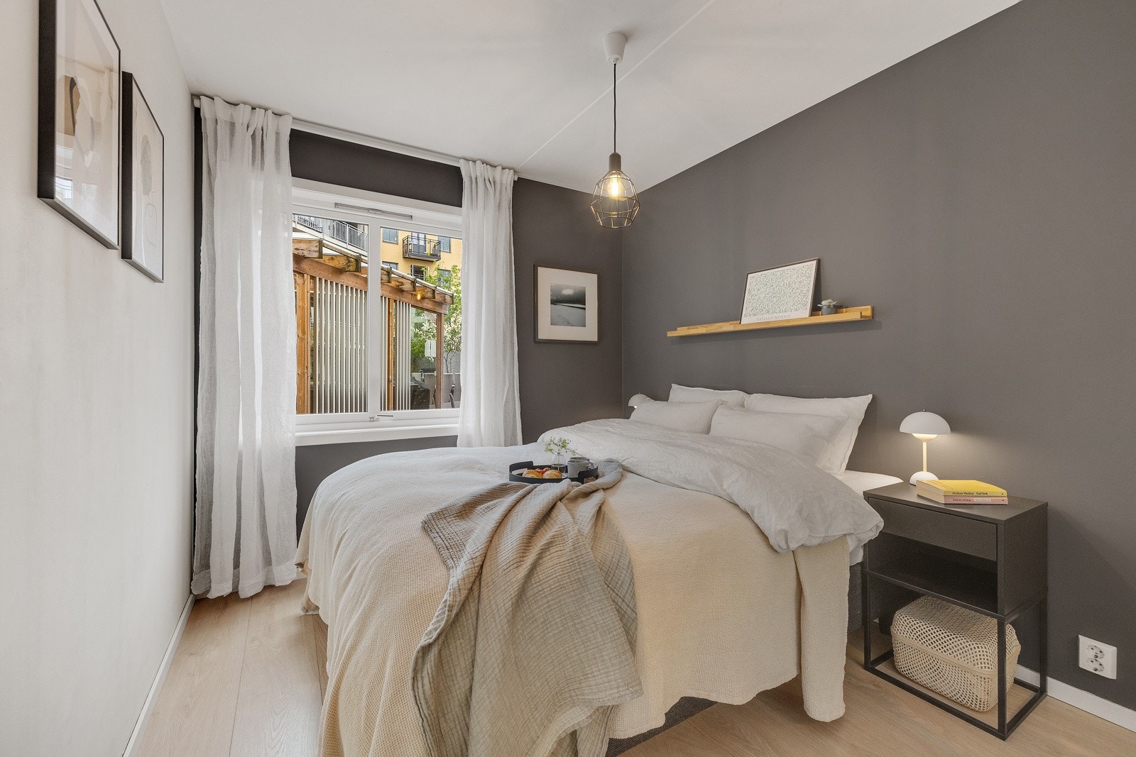 Romslig og pent hovedsoverom. Galleribilde